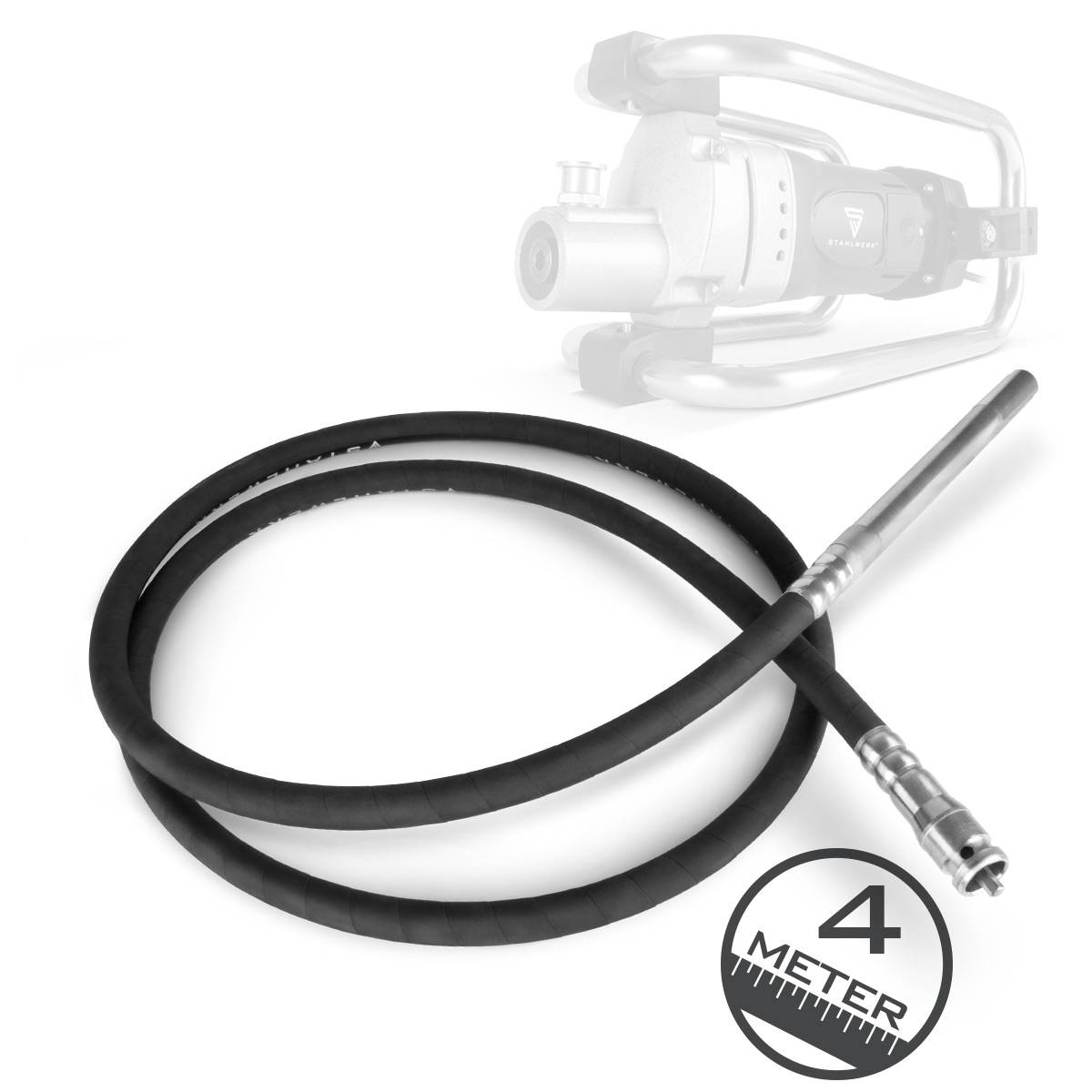 Flexibler schwarzer Schlauch von 4 Metern Länge mit Metallanbauspitze; industrielle Maschinen sind im Hintergrund teilweise sichtbar.