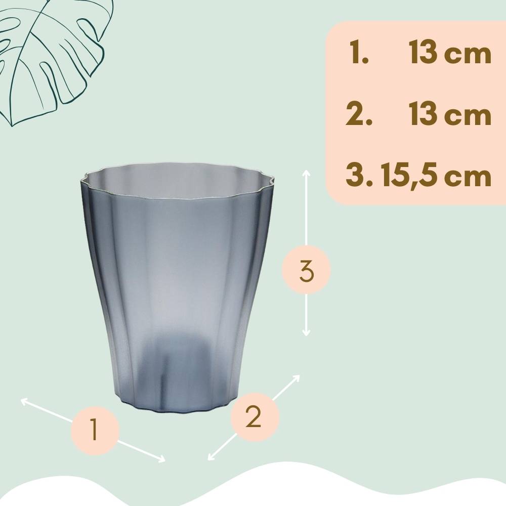 Ein gekrümmtes, durchscheinendes Trinkgefäß mit folgenden Abmessungen: Durchmesser 13 cm am oberen und unteren Ende; Höhe 15,5 cm.