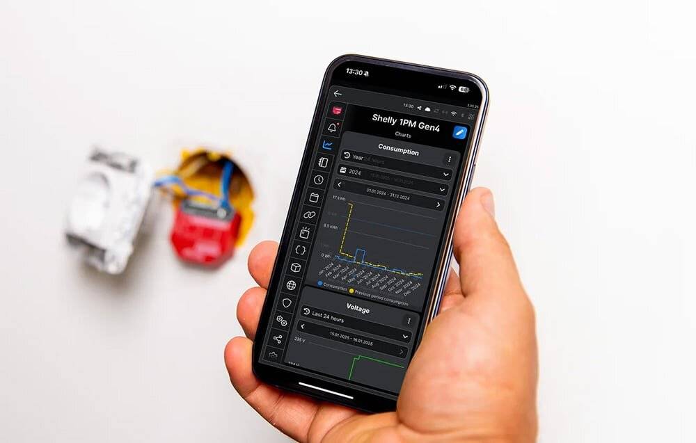 Eine Hand, die ein Smartphone hält und den App-Bildschirm 