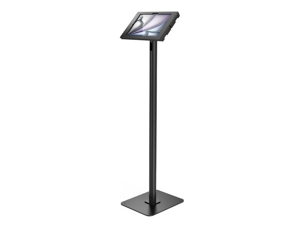 Ein hoher schwarzer Ständer hält ein Tablet, das ein buntes abstraktes Design zeigt und auf Augenhöhe positioniert ist, was ein interaktives Kiosk-Setup andeutet.