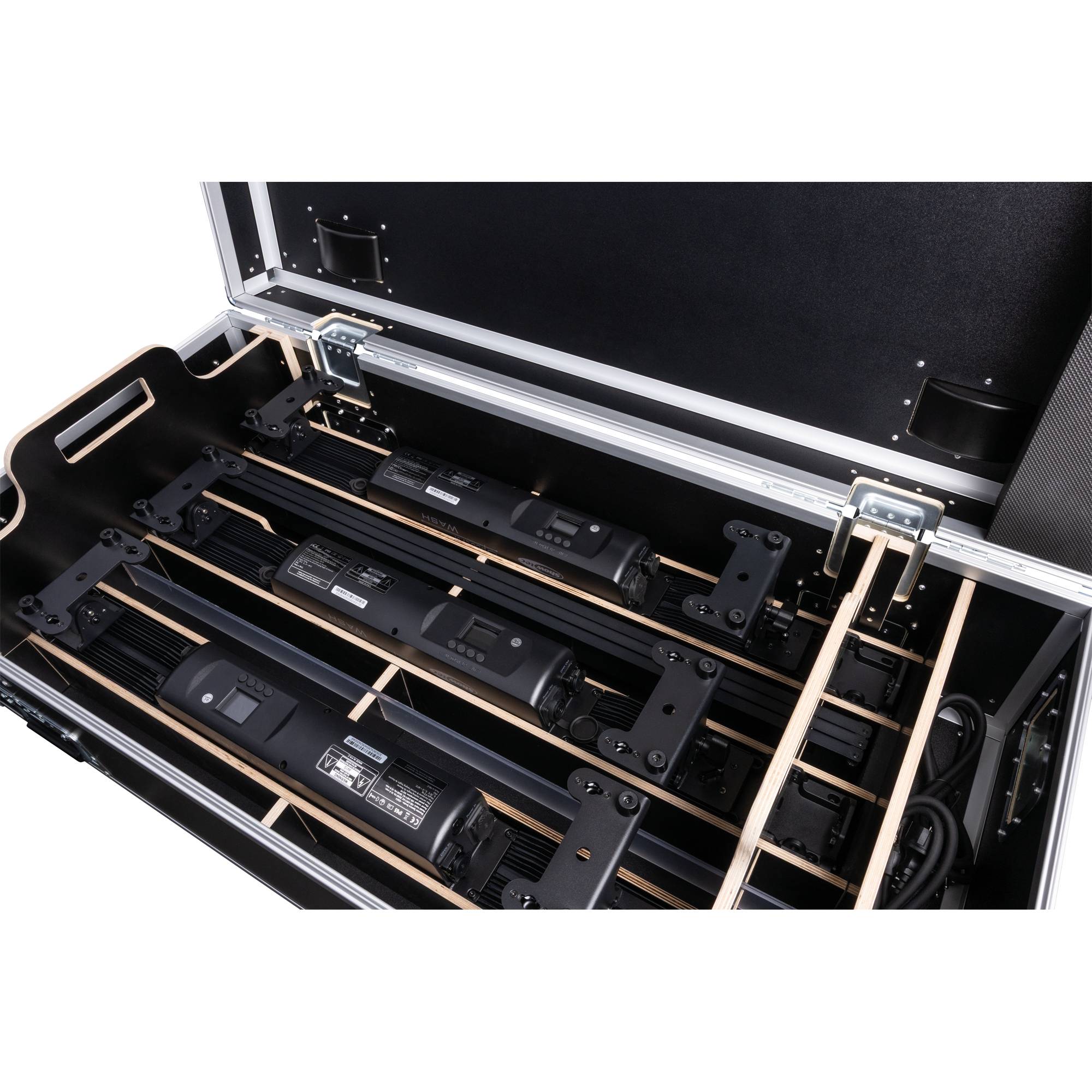 Ein offener Ausrüstungskoffer, der professionelle Beleuchtungsausrüstung zeigt, die sorgfältig in passgenau angeordneten Fächern organisiert ist.