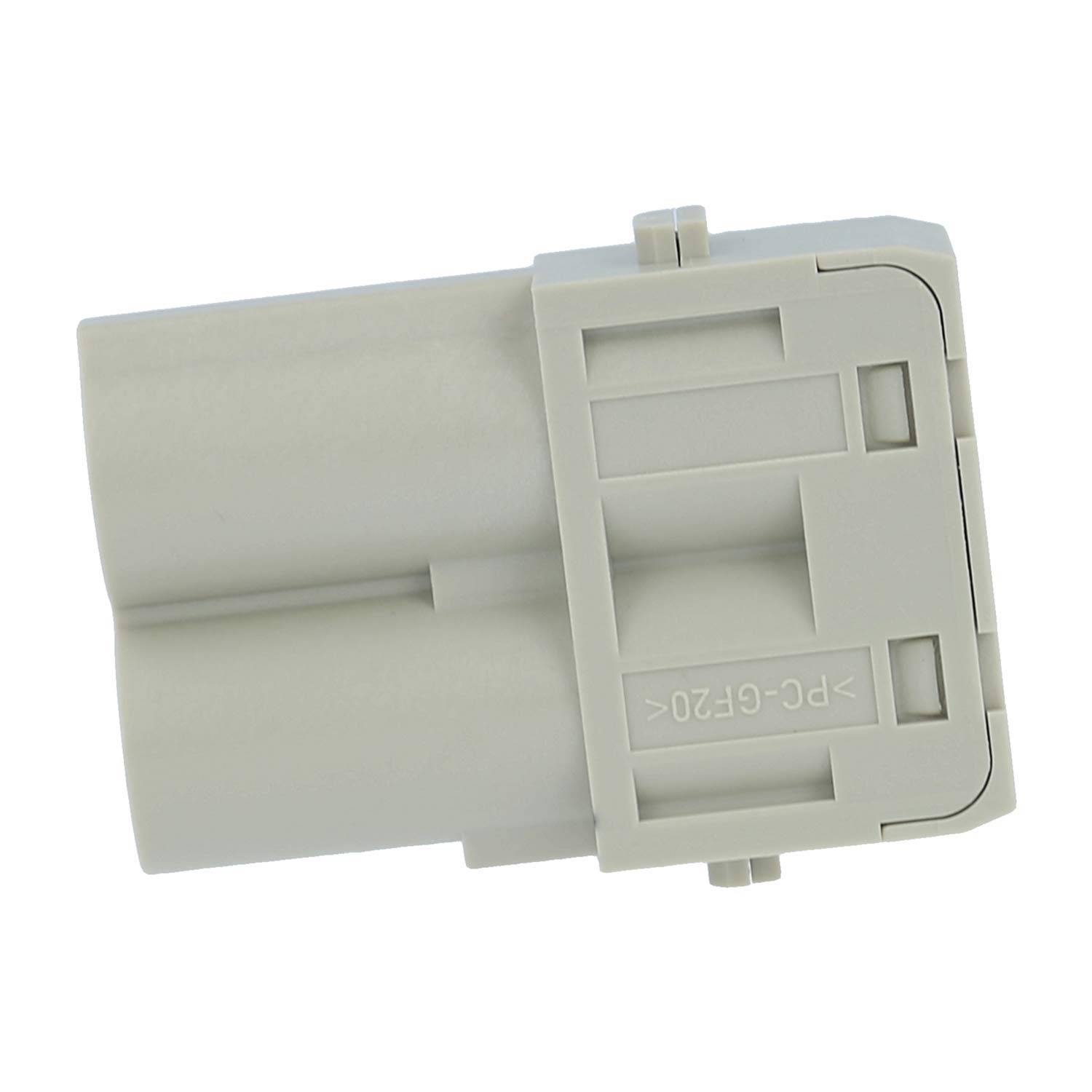 Ein weißer Kunststoff-Elektrostecker mit mehreren Schlitzen und Nuten, aus einem Winkel fotografiert, der seine rechteckige Form und Details zeigt.