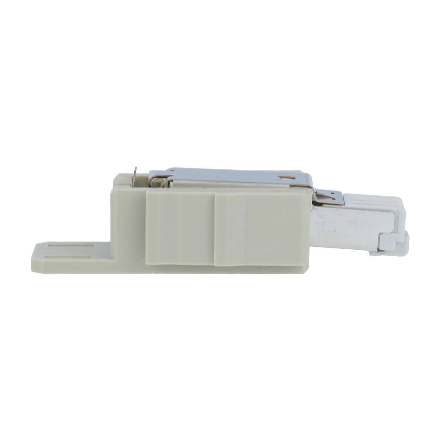 Ein weißes Gehäuse eines elektrischen Steckers mit Metallkontakten, von der Seite betrachtet, vor einem einfachen weißen Hintergrund.