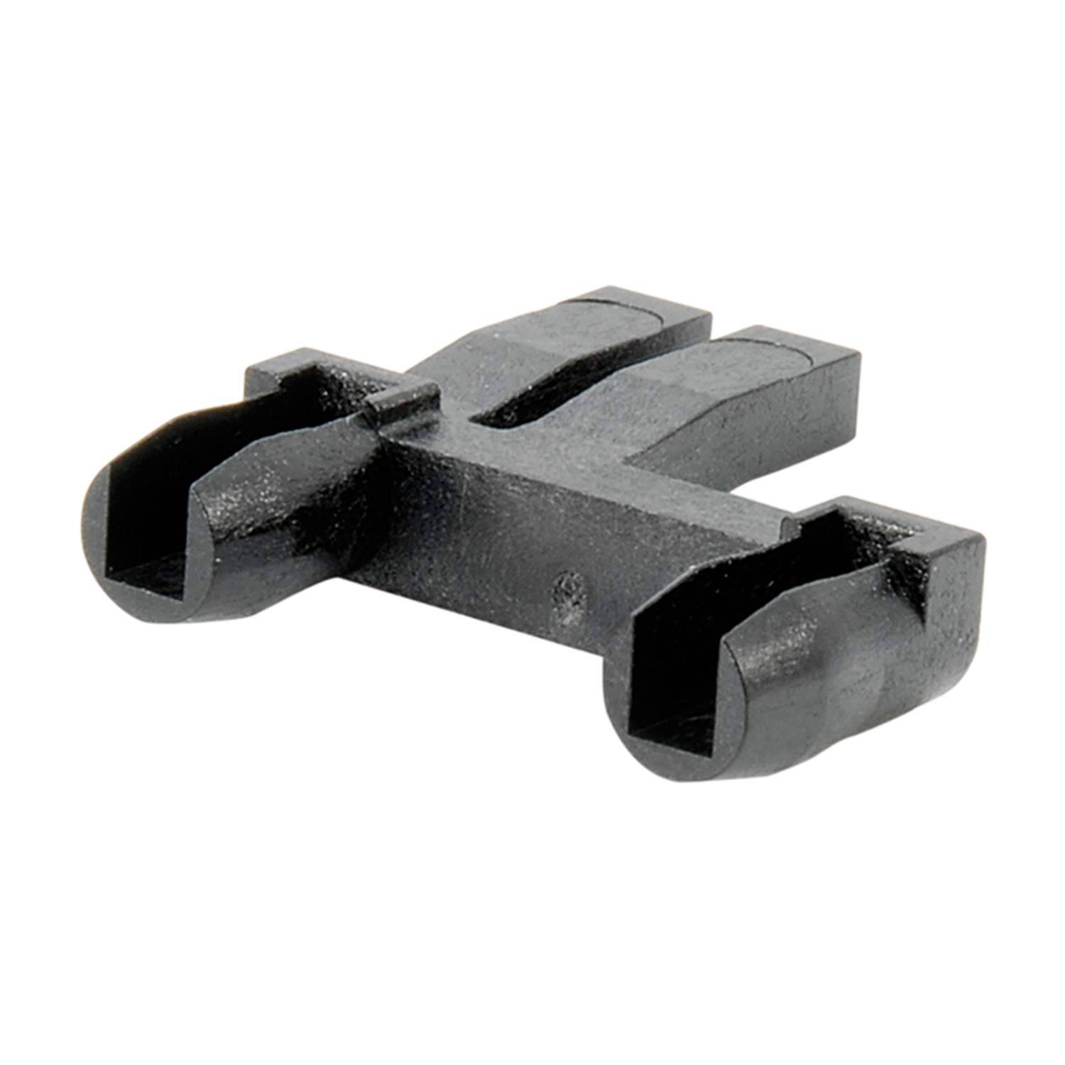 Ein schwarzes Metalldoppelklemmenteil mit parallelen Schlitzen und einer Brücke, die diese verbindet und zum Halten oder Verstärken von Komponenten zusammen verwendet wird.