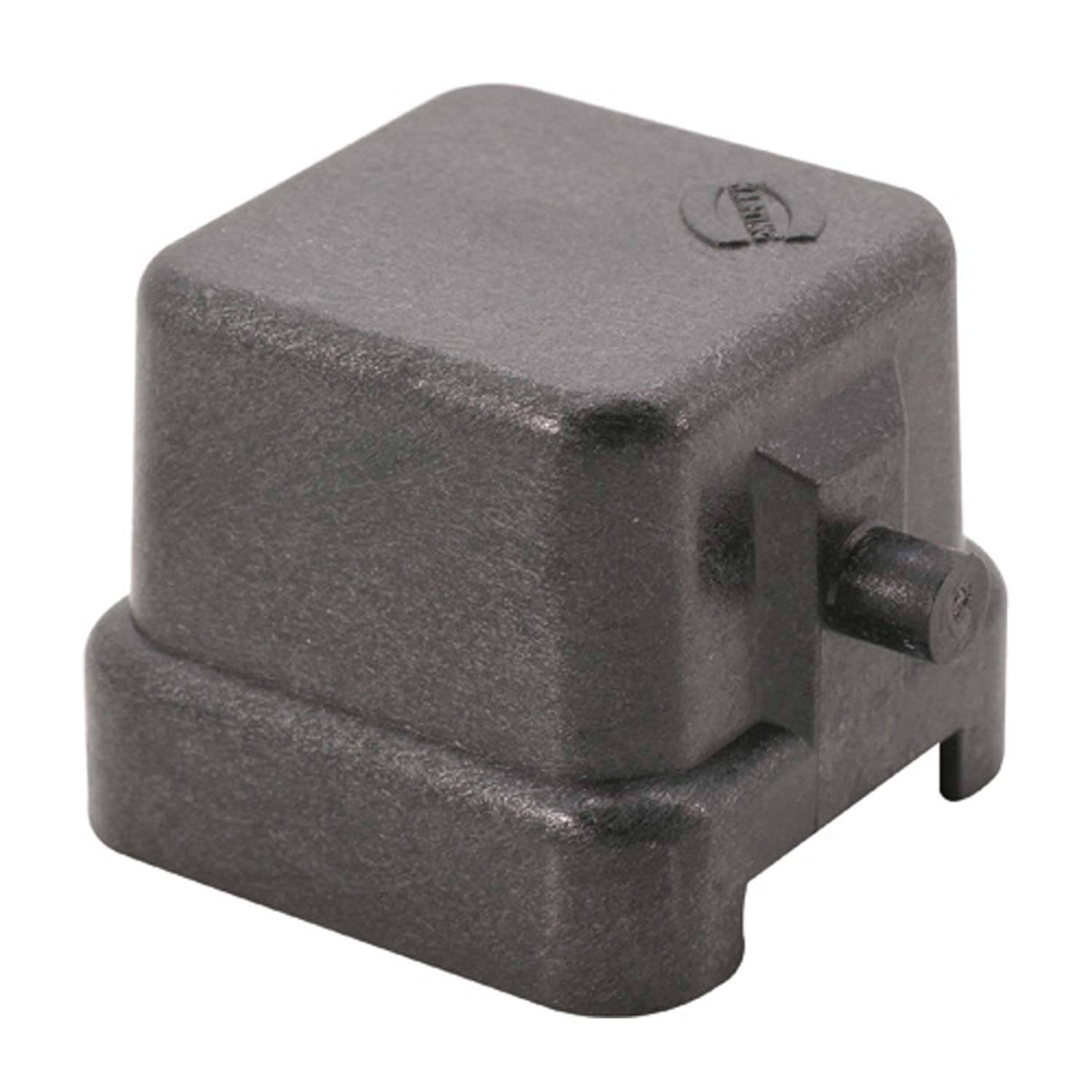 Eine kleine, dunkelgraue, quadratische Industriekappe mit einer seitlichen Kerbe, wahrscheinlich als Schutzabdeckung in mechanischen oder elektrischen Geräten verwendet.