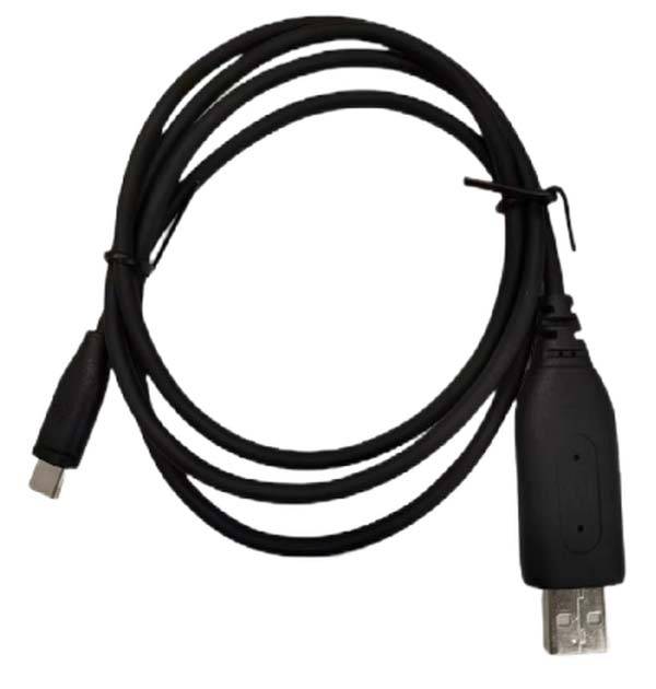 Ein schwarzes USB-Kabel mit einem USB-A-Stecker an einem Ende und einem USB-C-Stecker am anderen Ende, aufgerollt auf weißem Hintergrund.