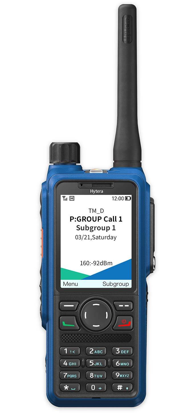 Ein blaues Zweiweg-Funkgerät mit einem Display-Bildschirm, auf dem „P:GROUP Call 1 Subgroup 1