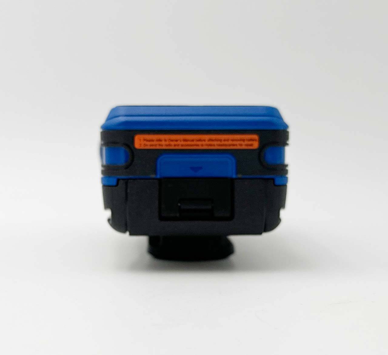 Ein kleines, blau und schwarz rechteckiges Gerät mit einem Clip auf der Rückseite, von hinten betrachtet, vor einem schlichten weißen Hintergrund.