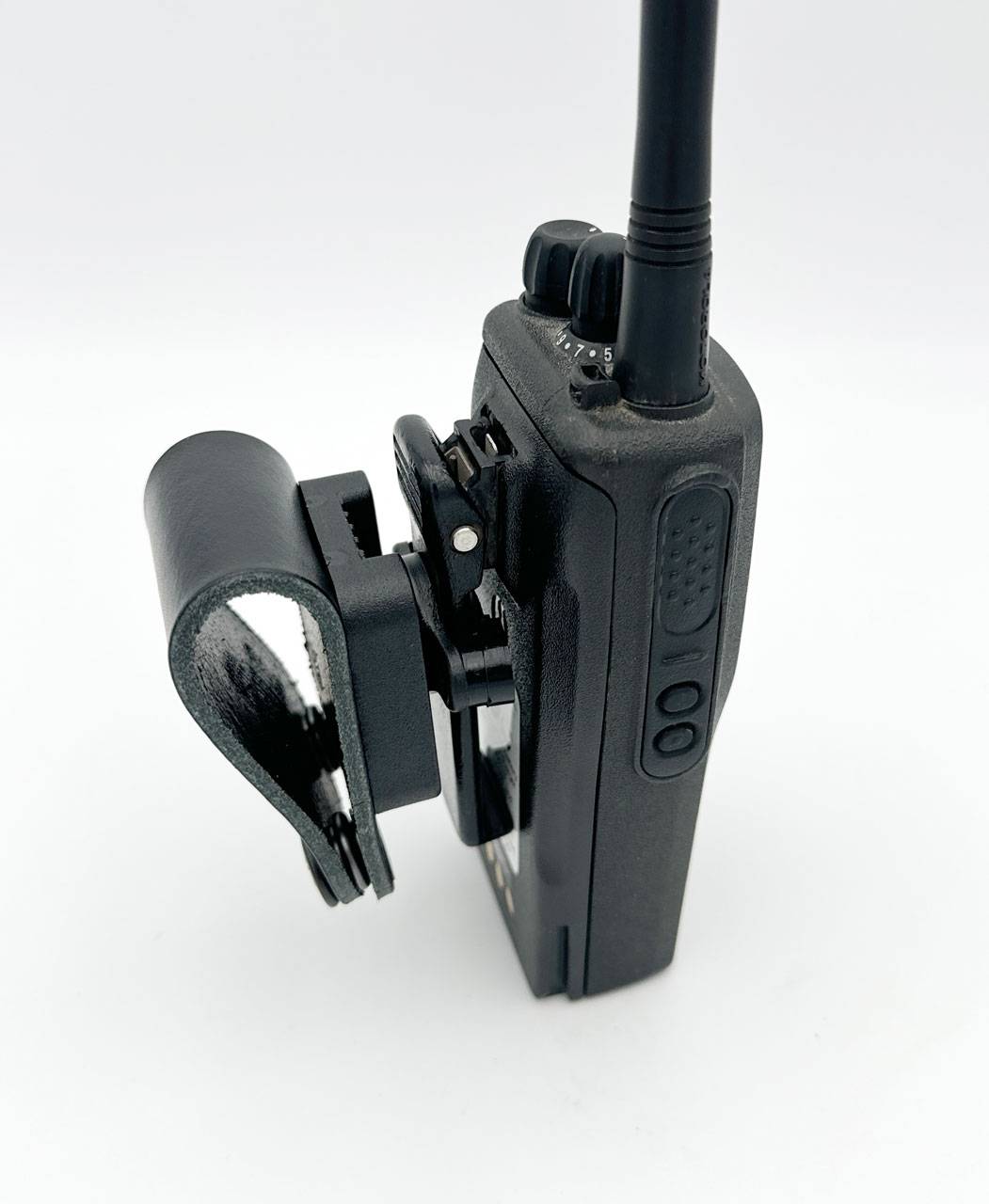 Ein Funkgerät mit Antenne und drei Seitentasten. Es hat eine schwarze Klipphalterung zum leichten Transportieren.