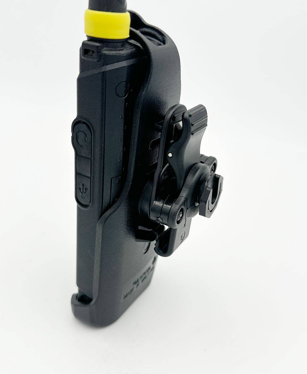 Ein schwarzes Gerät mit einem rotierenden Clip an der Seite und Tasten, mit einem gelben oberen Abschnitt, entworfen für einfache Befestigung an Kleidung.