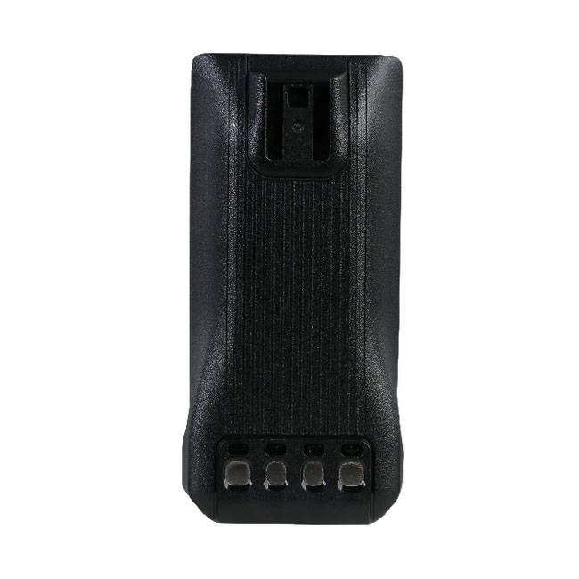 Ein schwarzes, rechteckiges Akkupack mit einer Klammer oben und vier Metallkontaktpunkten unten.