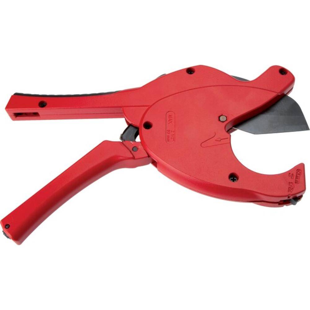 Ein roter PVC-Rohrabschneider mit einer scharfen Metallklinge und ergonomischen Griffen liegt auf weißem Hintergrund und wird zum Schneiden von Kunststoffrohren verwendet.