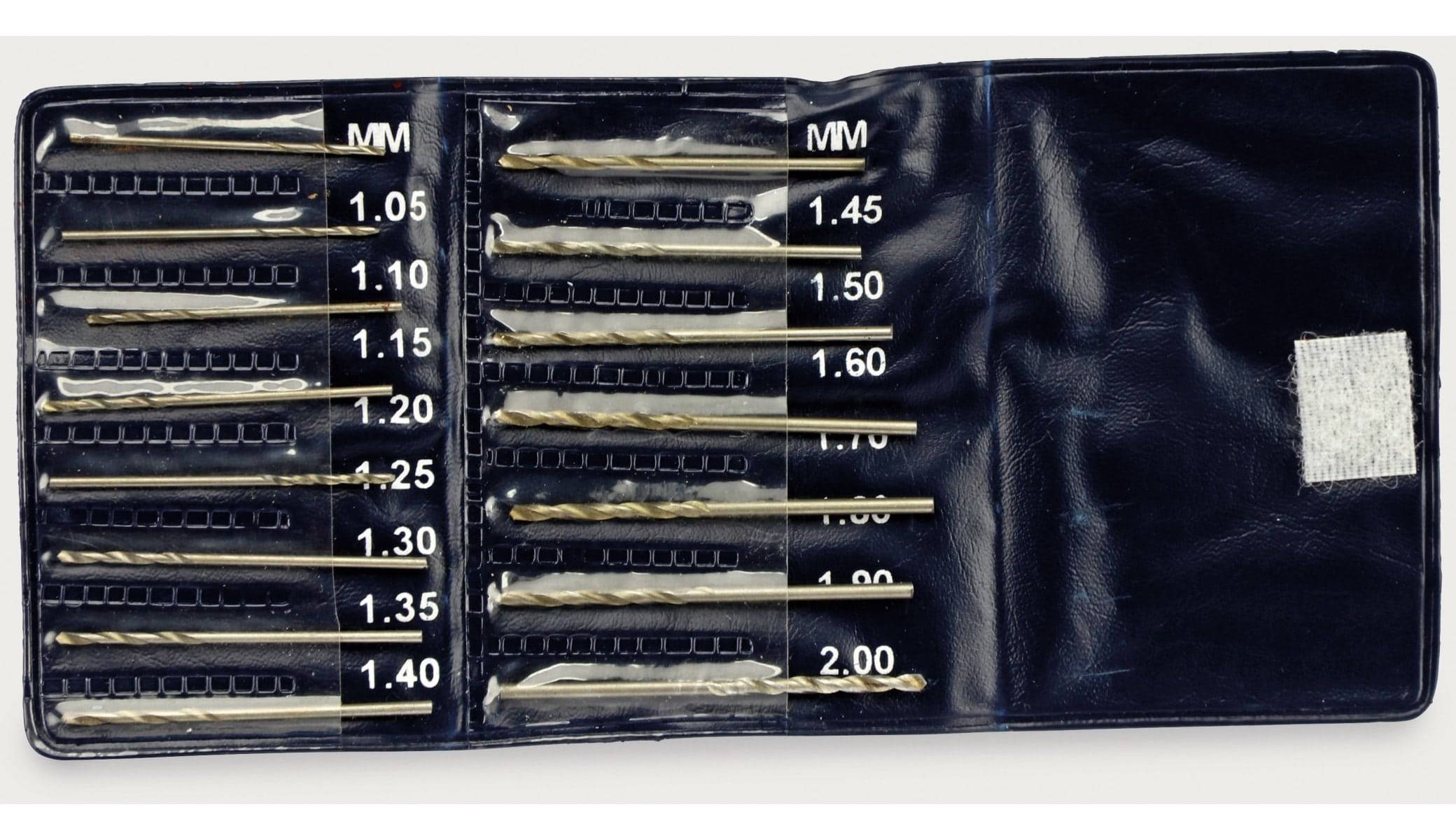 Ein Satz Metallbohrer in einem Koffer mit Größenetiketten in Millimetern im Bereich von 1,05 bis 2,00 mm, ordentlich in Schlitzen organisiert.