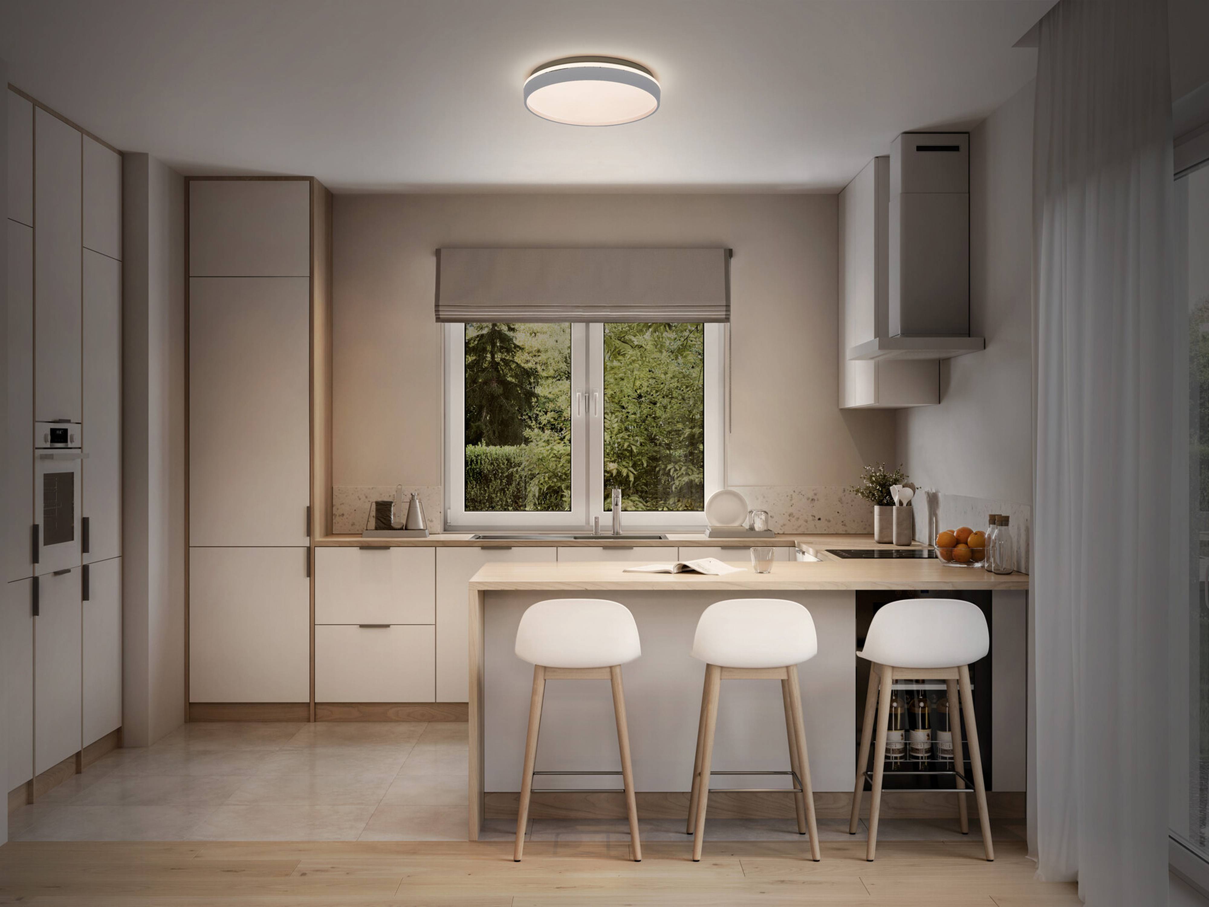 Videokonferenz-Ausrüstungsset mit drei Balken-Kameras und einem Kontrolltablett, alle mit dem Logo „poly