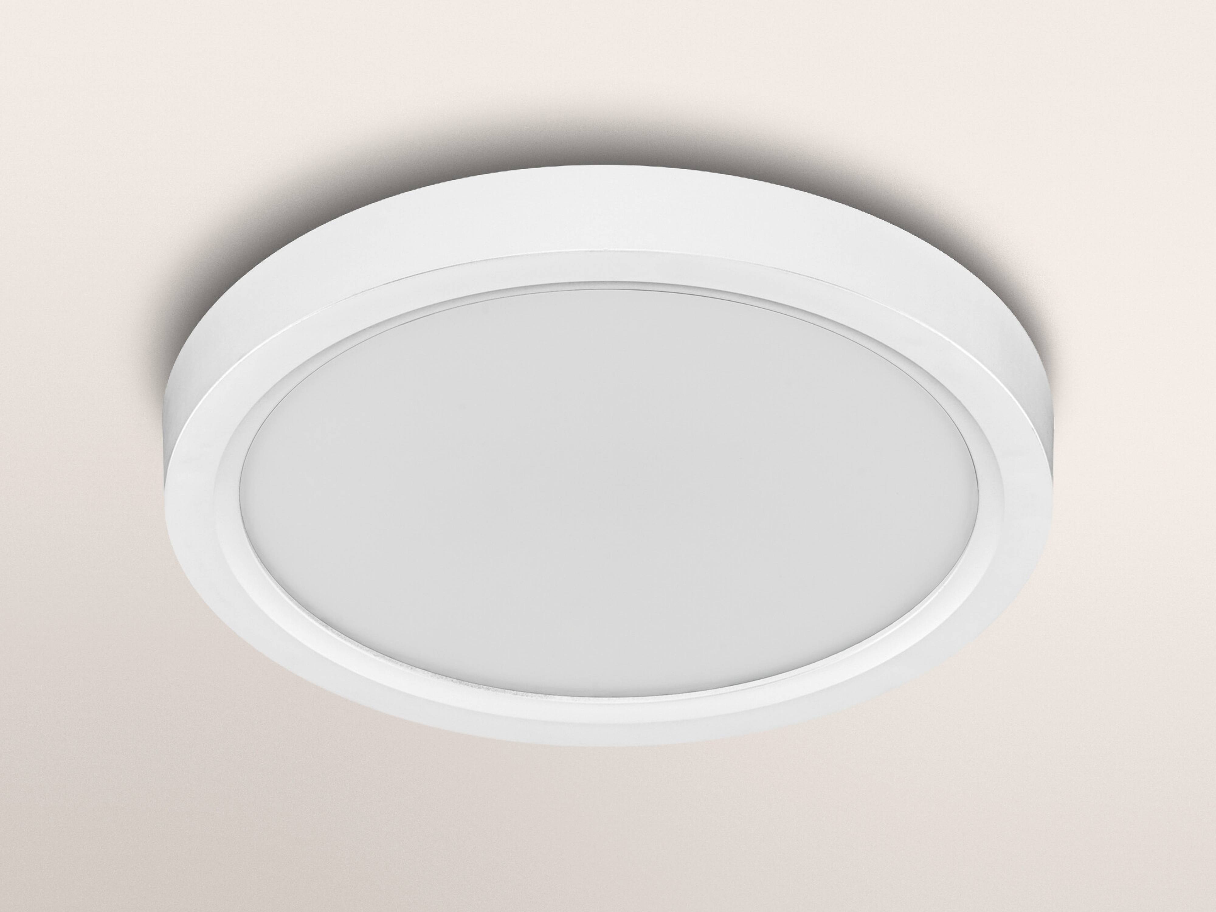 Eine runde, weiße Deckenleuchte mit glatter, moderner Gestaltung.