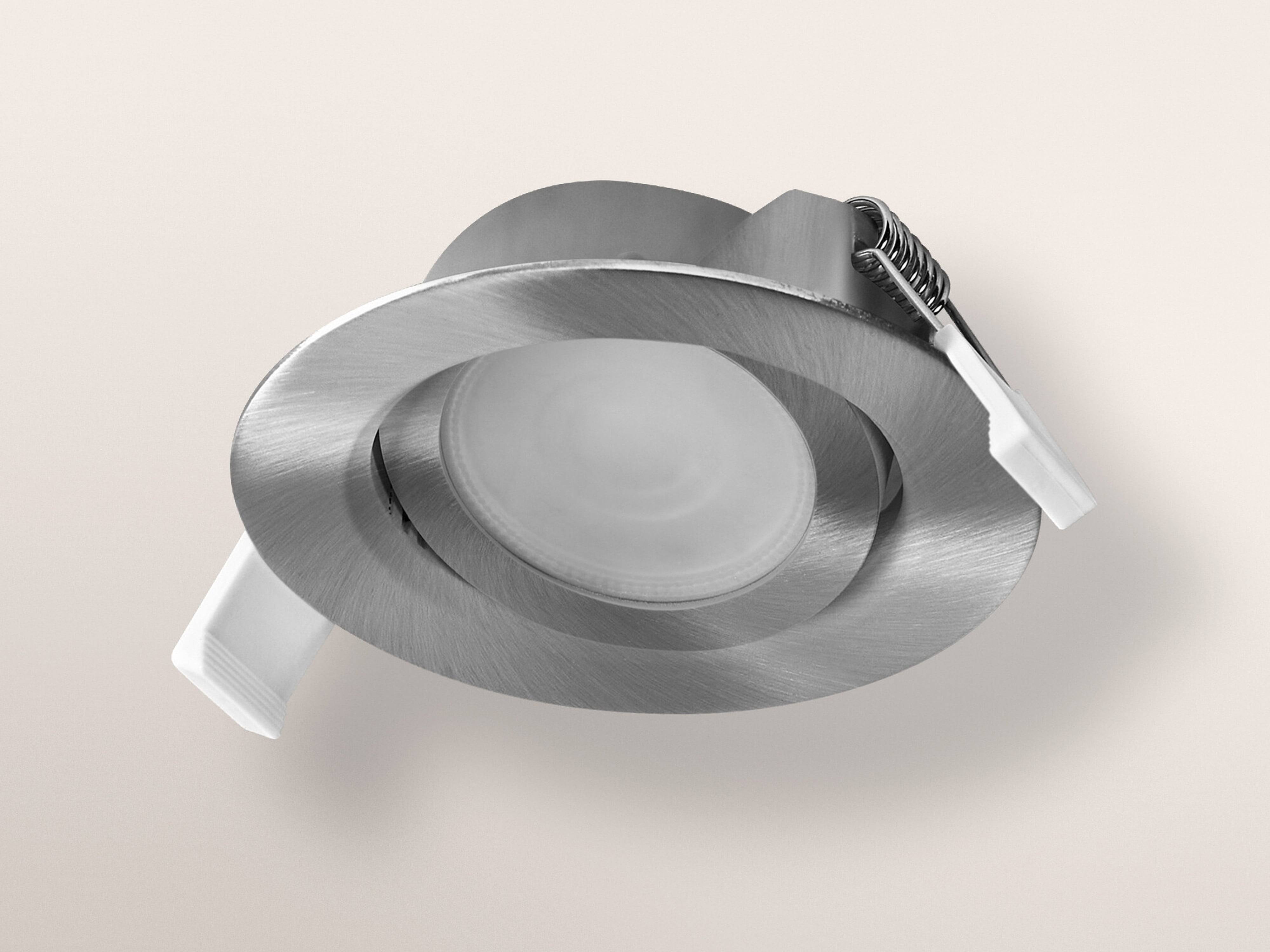 Eine kreisförmige eingelassene Deckenleuchte mit gebürsteter Metalloberfläche, konzipiert für die Deckenmontage.