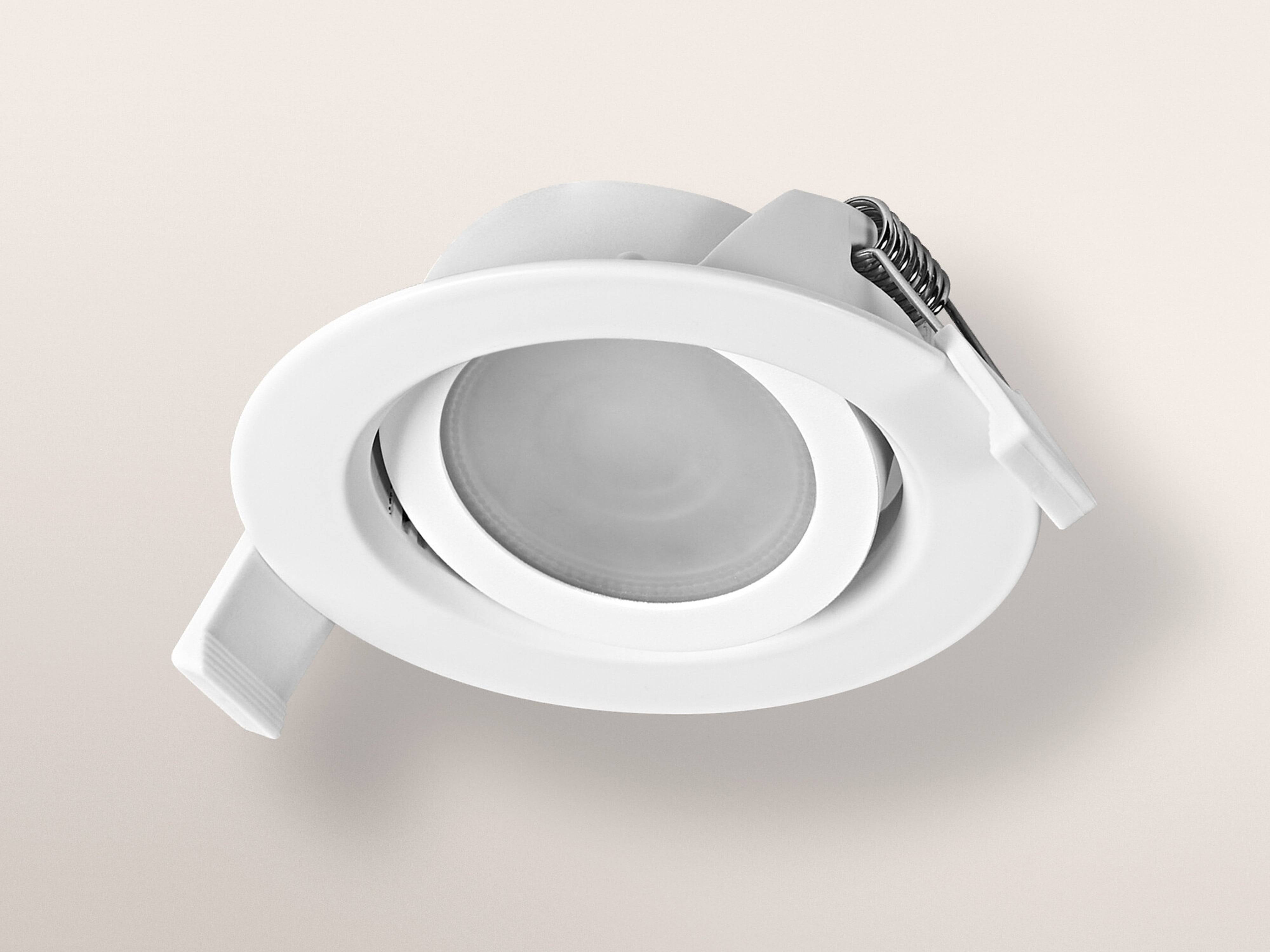 Eine weiße, runde Einbau-LED-Leuchte mit sichtbarem Federklammernsystem, konzipiert zur Montage in Decken.