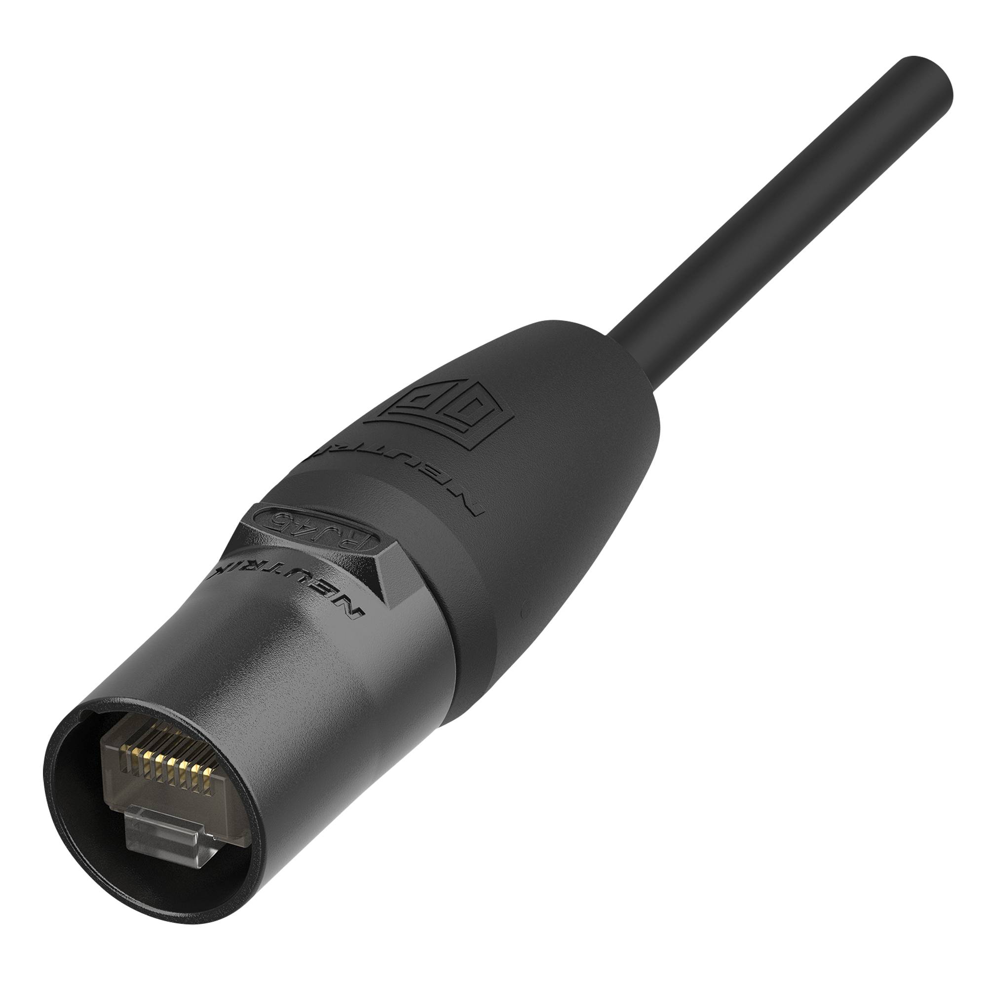 Ein schwarzer Ethernet-Kabelstecker mit einer Schutzverkleidung, von der Seite gezeigt. Die Verkleidung hat ein glattes, schlankes Design.