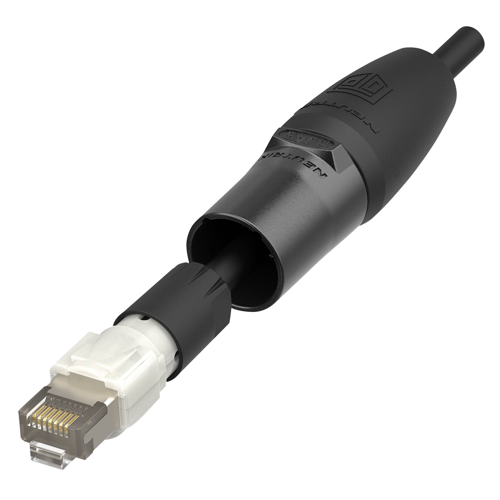 Ein Ethernet-Kabel mit Schutzmantel, schwarzem Stecker und sichtbarem RJ45-Anschluss, das auf einer schwarzen Oberfläche liegt.