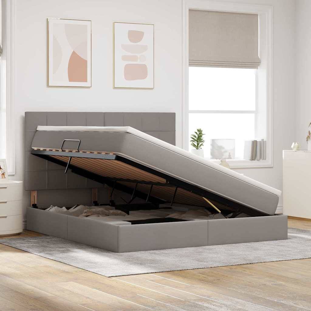 Schlichtes Schlafzimmer mit einem modernen Bettgestell, geöffnet und den geräumigen Stauraum darunter offenbarend. Lichtdurchfluteter Raum mit abstrakter Kunst an den Wänden.