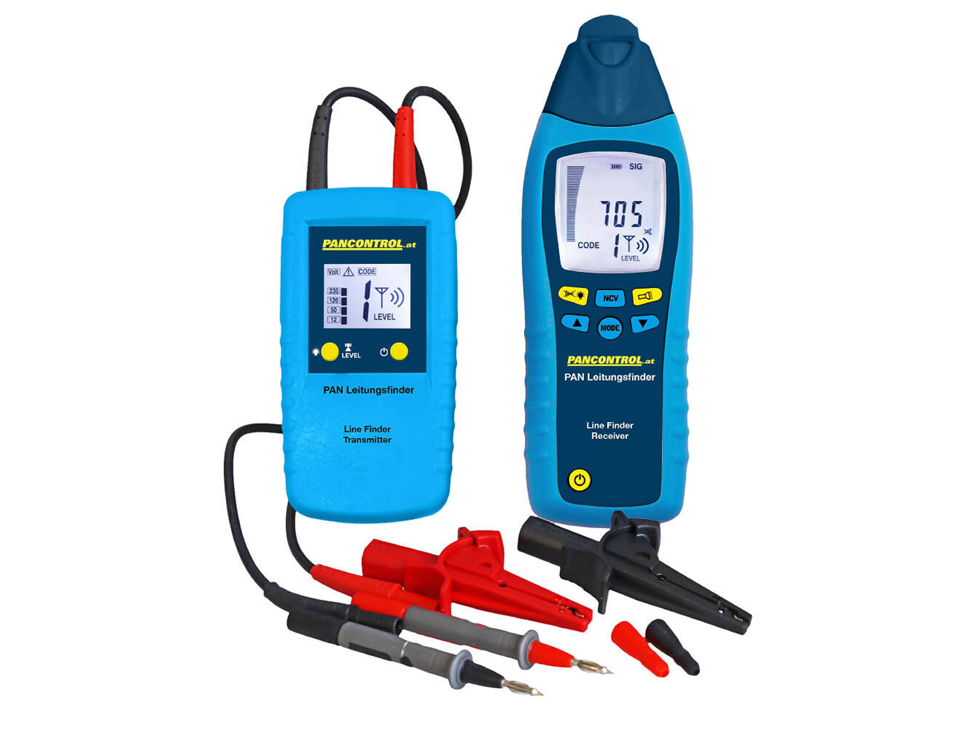 Modernes Wohnzimmer mit Holzverkleidung, einer Marmor-Akzentwand, einem wandmontierten Fernseher und einem Esstisch mit Stühlen. Warme, einladende Beleuchtung.