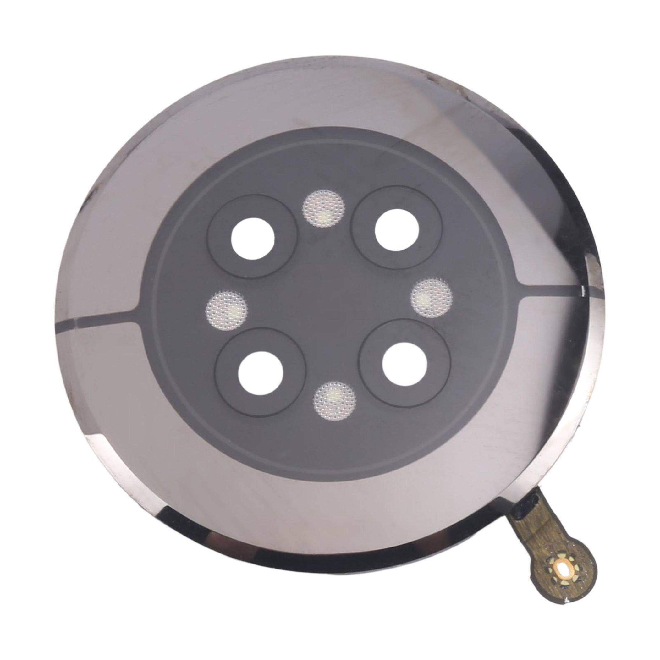 Ein kreisförmiger Metallgegenstand mit vier Löchern in der Mitte, der einer industriellen Komponente ähnelt. Ein kleines hervorstehendes Stück ist an der Seite sichtbar.