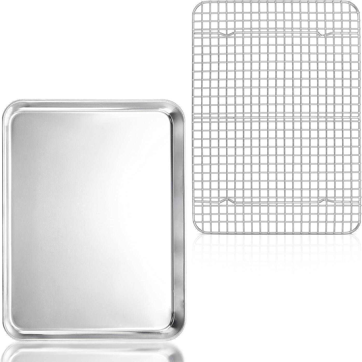 Backblech und Kühlrost-Set aus Edelstahl. Das Backblech verfügt über eine polierte Oberfläche, und der Kühlrost hat ein Gitterdesign.
