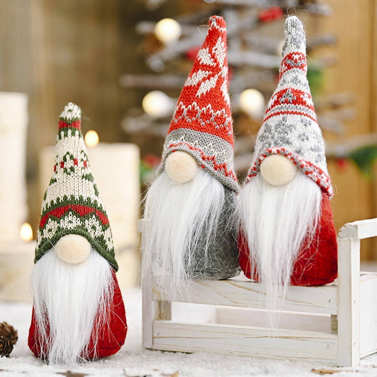 Festliche Gnome mit langen weißen Bärten und gemusterten Hüten sitzen auf einer Holzkiste, während im Hintergrund Weihnachtsbäume unscharf verschwimmen.