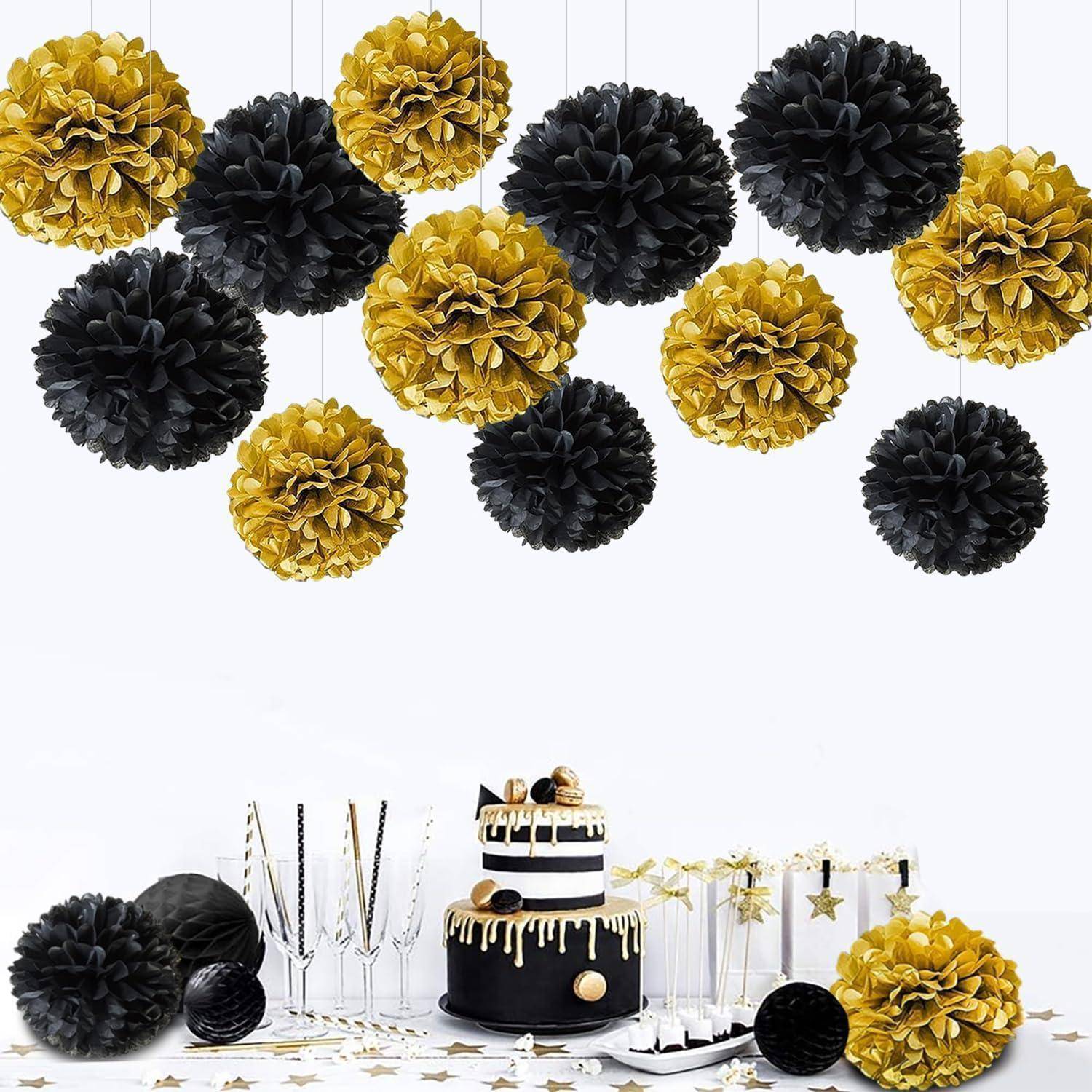 Goldene und schwarze dekorative Pompons hängen über einem Tisch, der mit einer schwarz-gold-farbenen Torte, Getränken und elegantem Geschirr gedeckt ist.