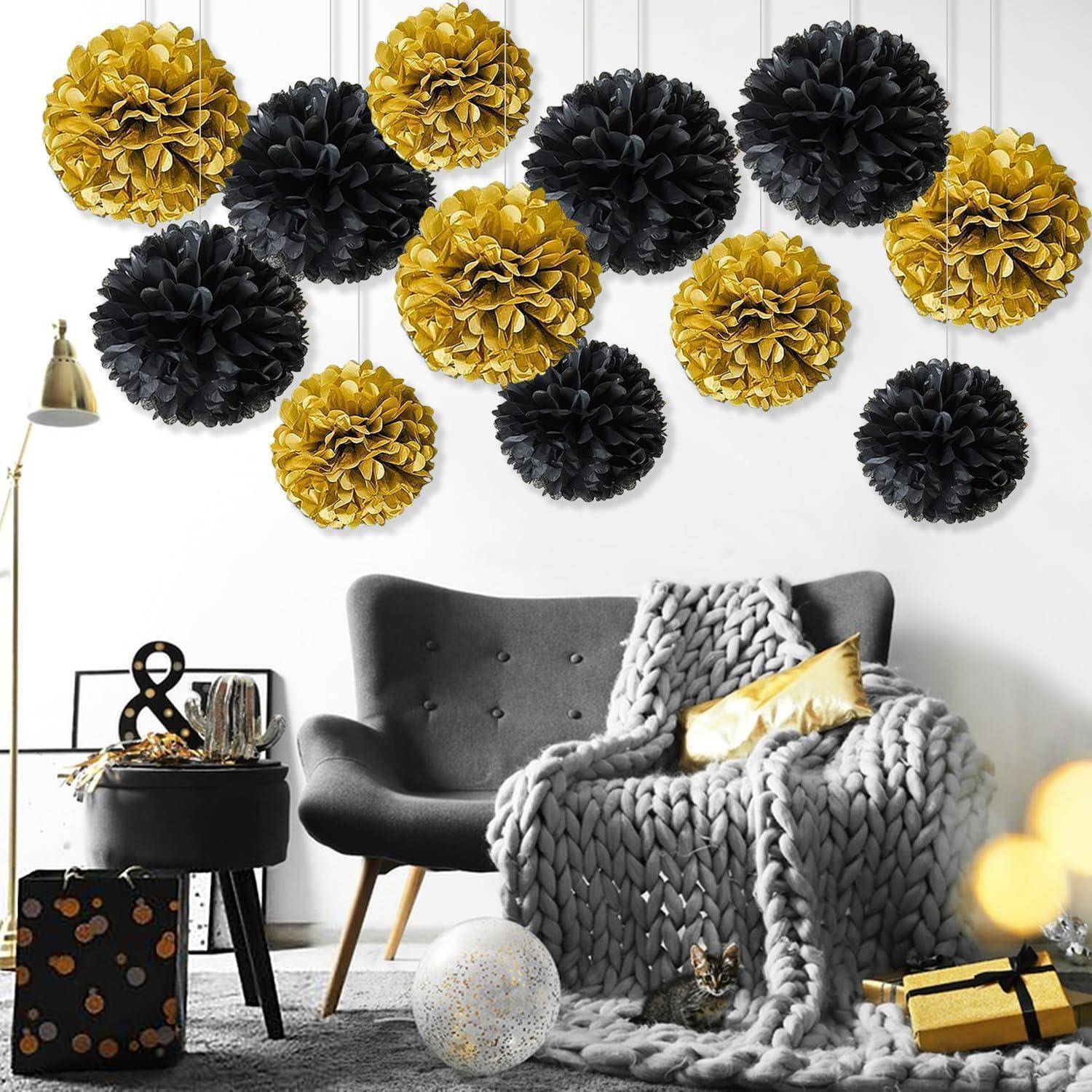 Dekorative schwarze und goldene Papierpompons, die über einem gemütlichen Wohnzimmer hängen. Ausgestattet mit einer grauen gestrickten Decke und moderner Möblierung.