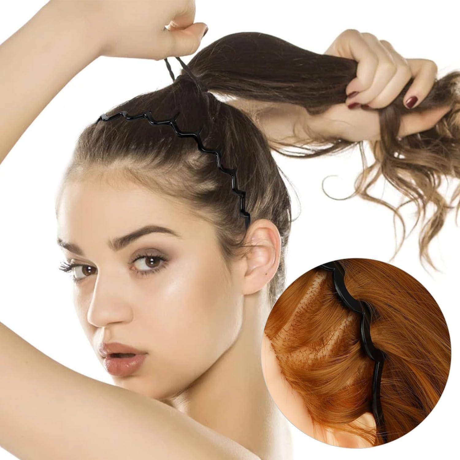 Eine Frau demonstriert, wie sie ein Zickzack-Haarband verwendet, um ihr Haar zu stylen und es für einen ordentlichen Look zurückzuziehen. Die Einblendung zeigt eine Nahaufnahme des Haarbandes.