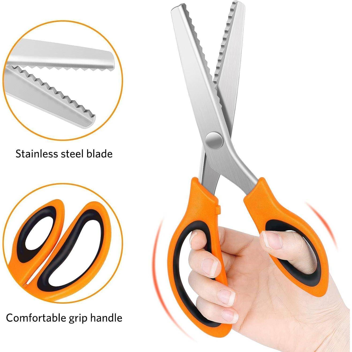 Hand mit einer orangefarbenen Schere mit einer gezahnten Edelstahlklinge, hervorgehobener Text liest sich: 'Edelstahlklinge' und 'Komfortabler Griffgriff'.