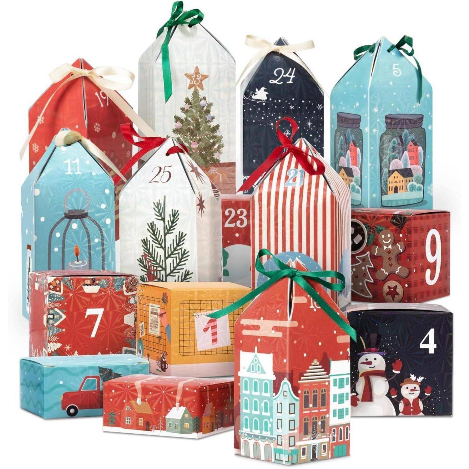 Festlicher Adventskalender mit 12 bunten, hausförmigen Schachteln, die nummeriert sind und weihnachtliche Illustrationen und Bänder aufweisen.