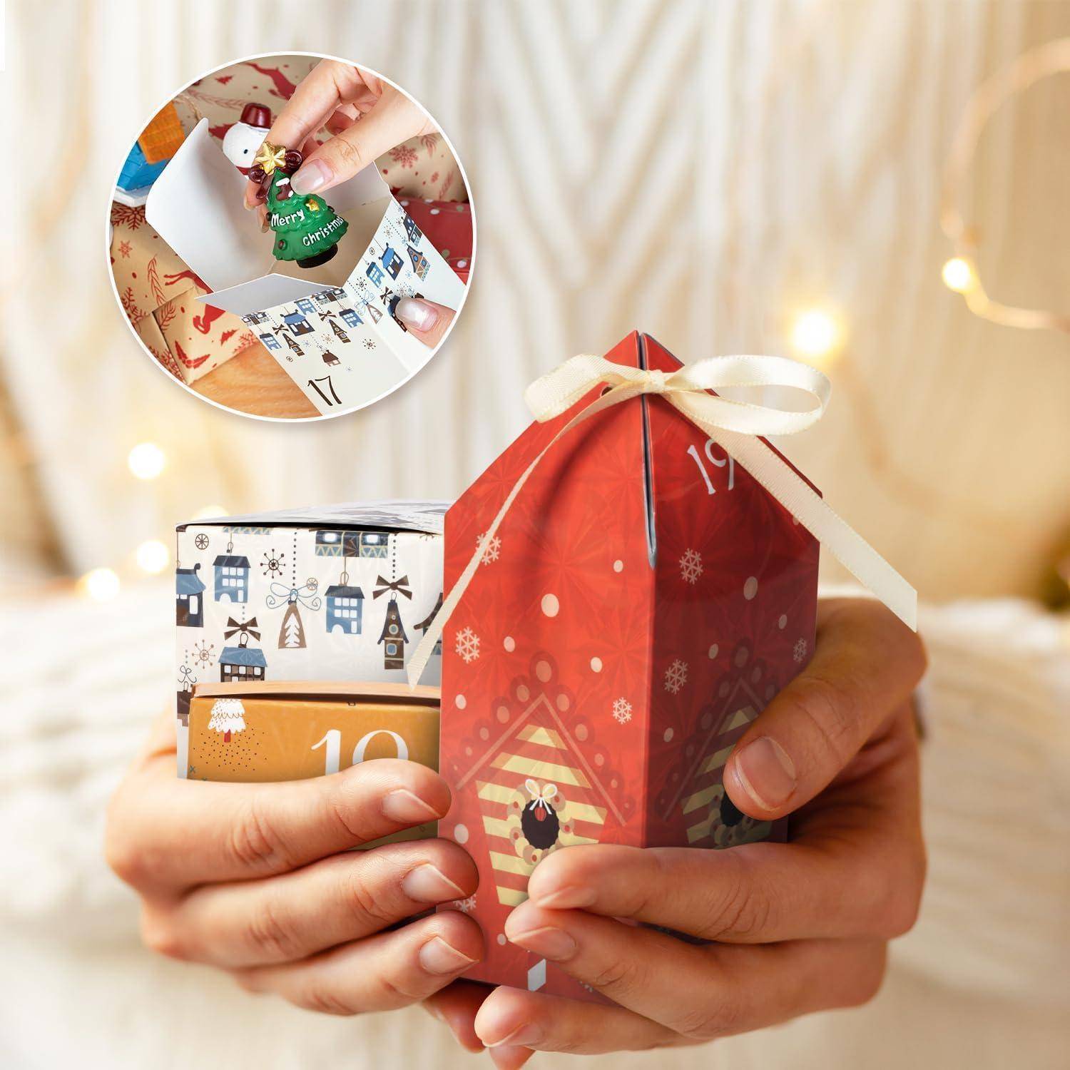 Eine Person hält zwei Adventskalender-Boxen mit Weihnachtsmotiven, die kleine Geschenke und festliche Designs enthalten und eine festliche Atmosphäre schaffen.