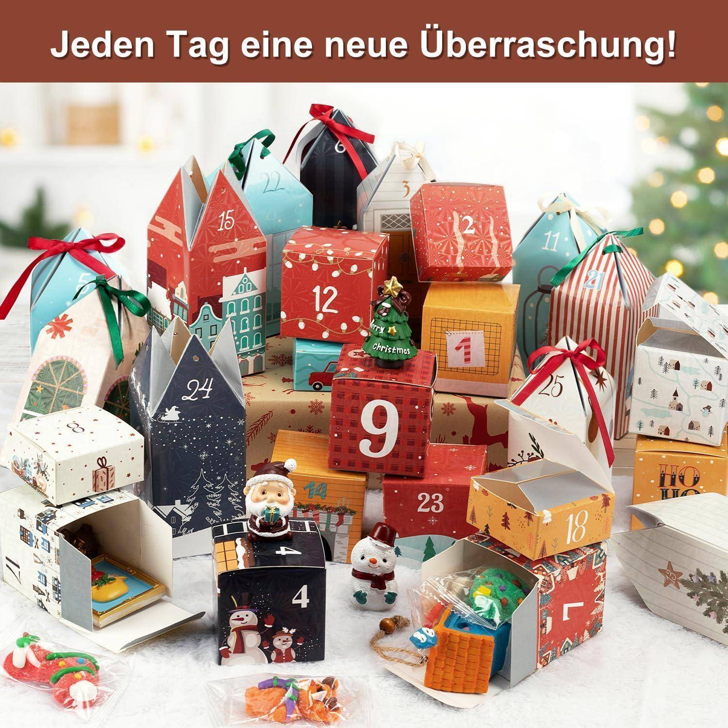 Adventskalenderboxen in verschiedenen Farben und Nummern sind geöffnet und zeigen kleine Spielzeuge und Süßigkeiten. Text lautet: 'Jeden Tag eine neue Überraschung!