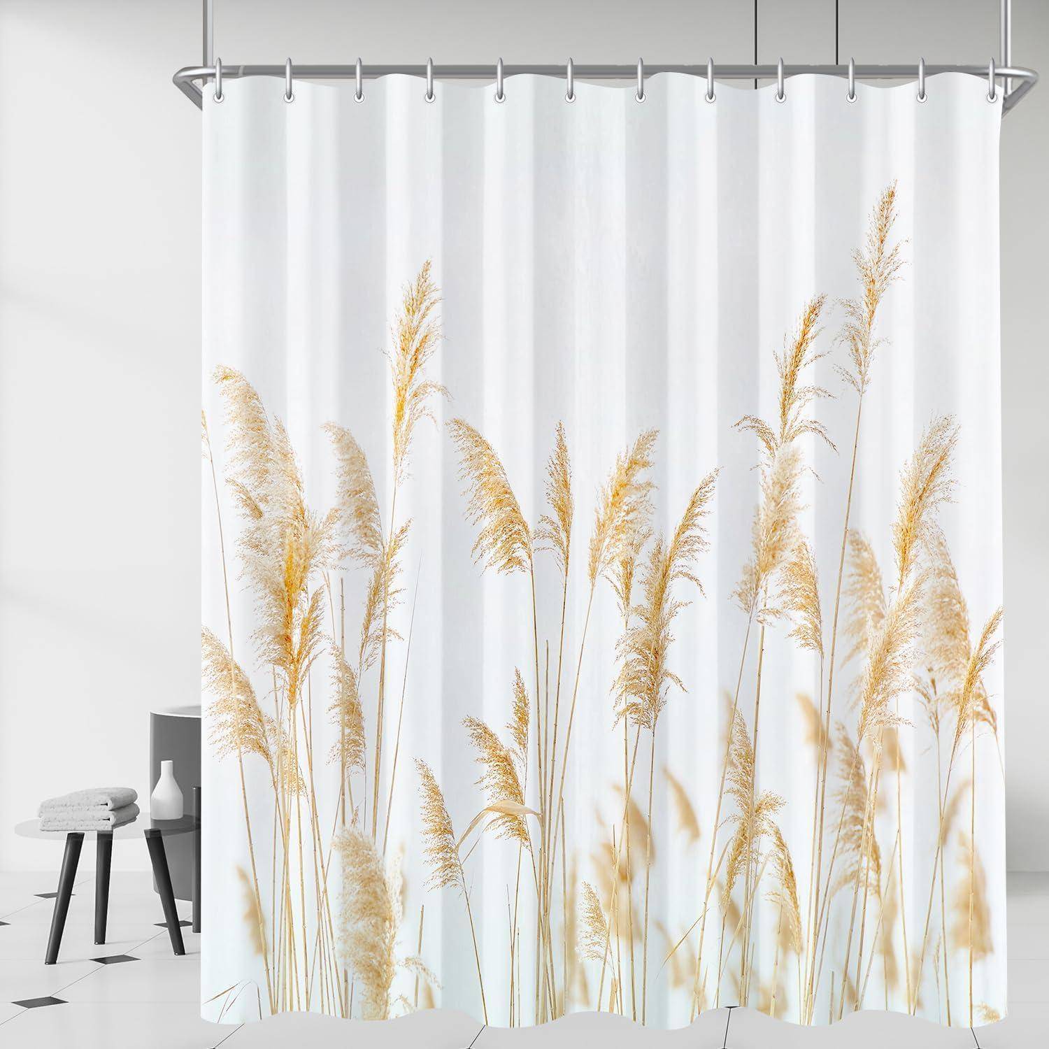 Ein Duschvorhang mit einem Design goldener Schilfrohre vor einem hellen Hintergrund, der eine naturinspirierte Note in die Badezimmergestaltung einbringt.