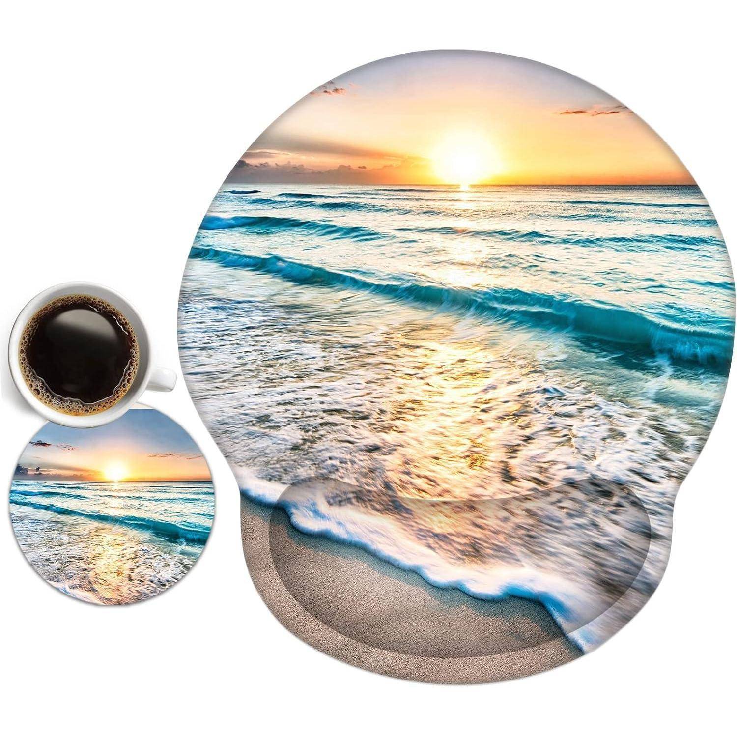 Ein friedlicher Strand-Sonnenuntergang mit sanft auf den Strand rollenden Wellen, begleitet von einer kleinen, eleganten Tasse Kaffee am Rand.