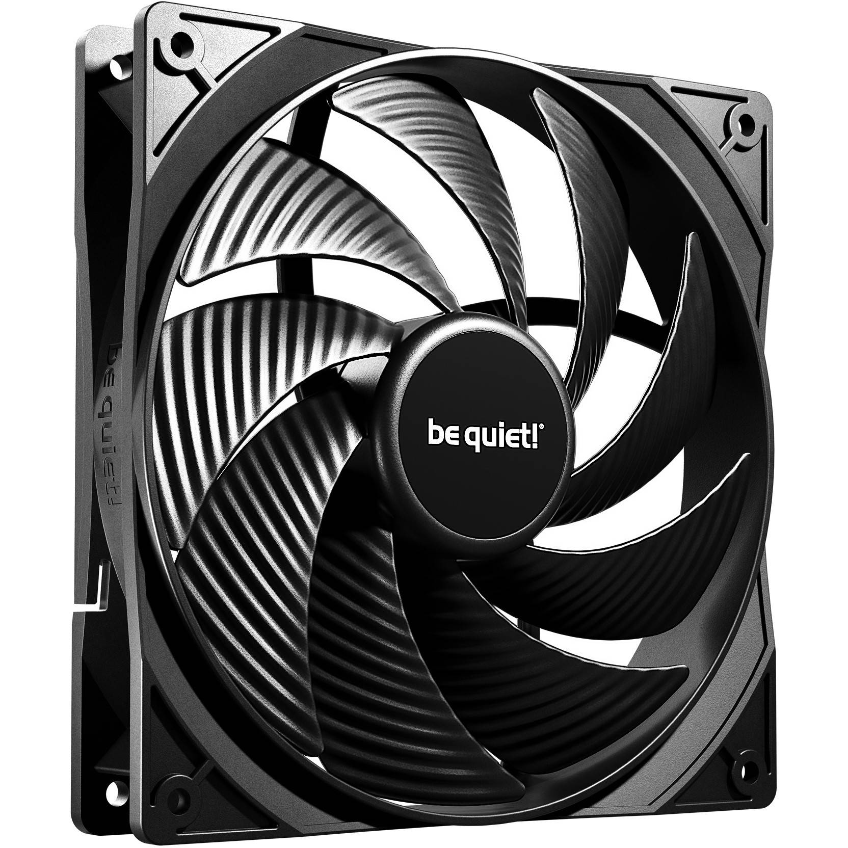 Ein schwarzer Computer-Kühlventilator mit dem Firmenlogo 'be quiet!' auf der Nabe, ausgestattet mit neun gekrümmten Klingen, die für eine effiziente Luftzirkulation konzipiert sind.