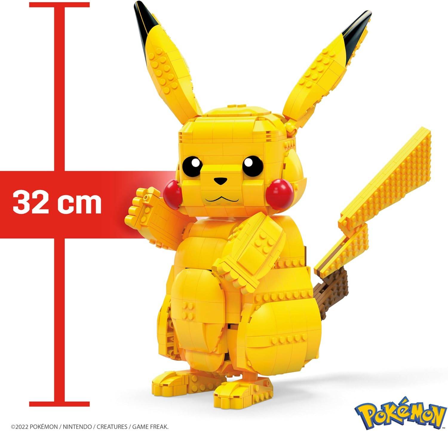 Lego-Modell von Pikachu neben einer vertikalen Maßlinie, die eine Höhe von 32 cm anzeigt.