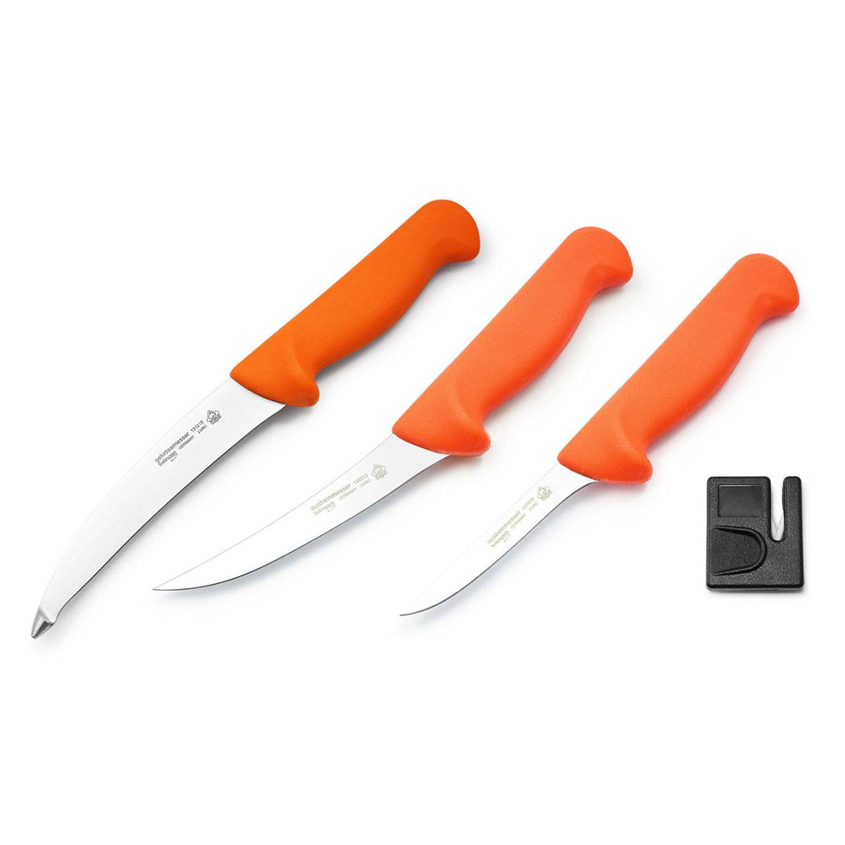 Ein Set aus drei Messern mit orangefarbenen Griffen, die sich in der Klingenform und -länge unterscheiden, zusammen mit einem kleinen schwarzen Messerschärfer.