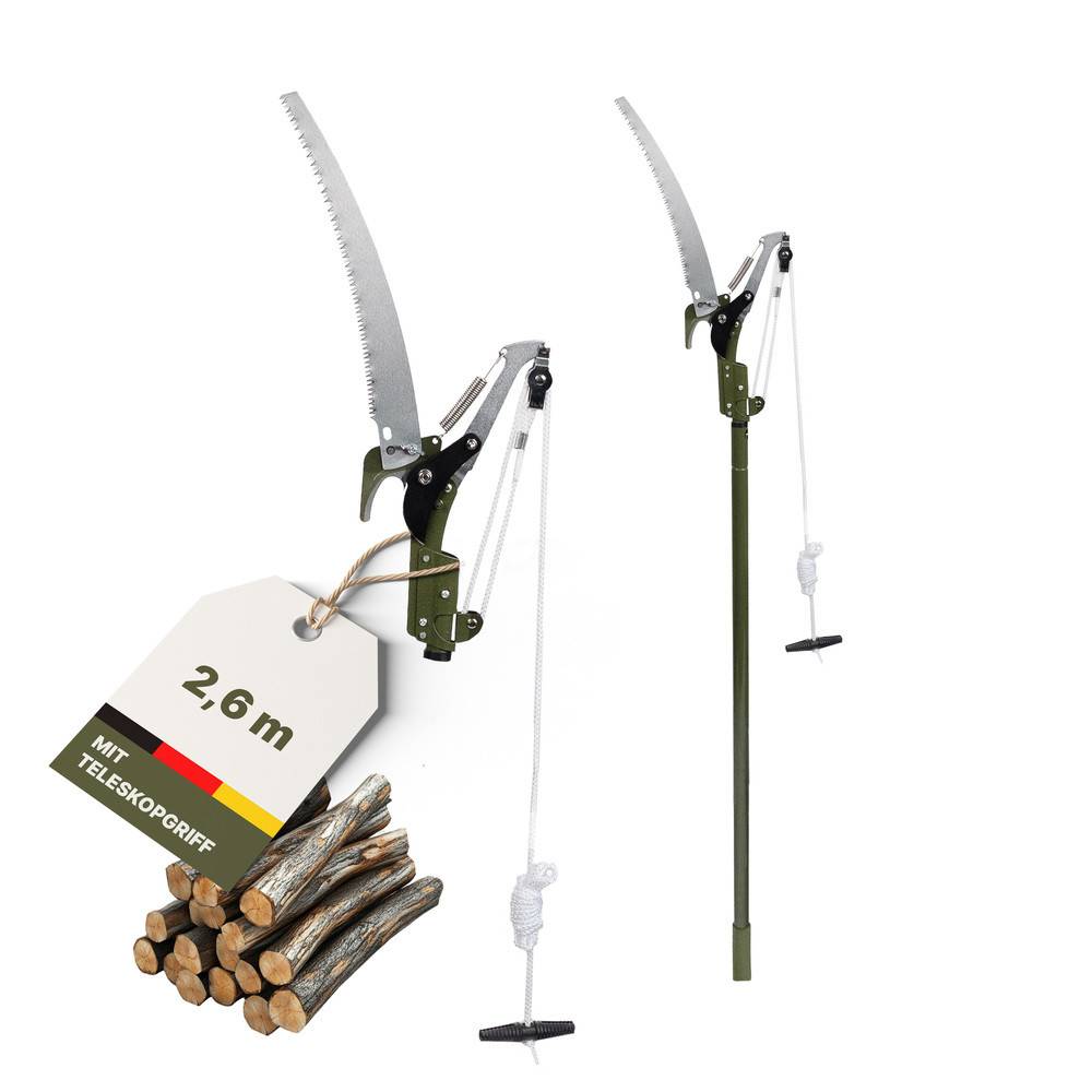 Teleskop-Säge mit bis zu 2,6 m ausziehbarem Griff; inklusive Seil zum Schneiden von Ästen. Stapel von geschnittenen Holzstämmen abgebildet.