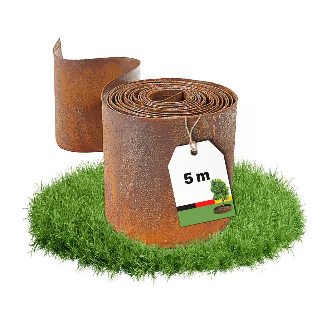 Eine Rolle verrosteter Stahlgarteneinfassung auf Gras mit einem Etikett, das '5 m' und ein kleines Baumicon zeigt, was die Länge und den Einsatz im Freien anzeigt.