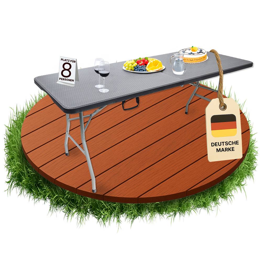 Ein Klapptisch, gedeckt mit einem Schild für '8 Personen', auf dem Wein, Obst und Frühstücksartikel ausgelegt sind. Ein Anhänger mit der Aufschrift 'Deutsche Marke' hängt seitlich daran.