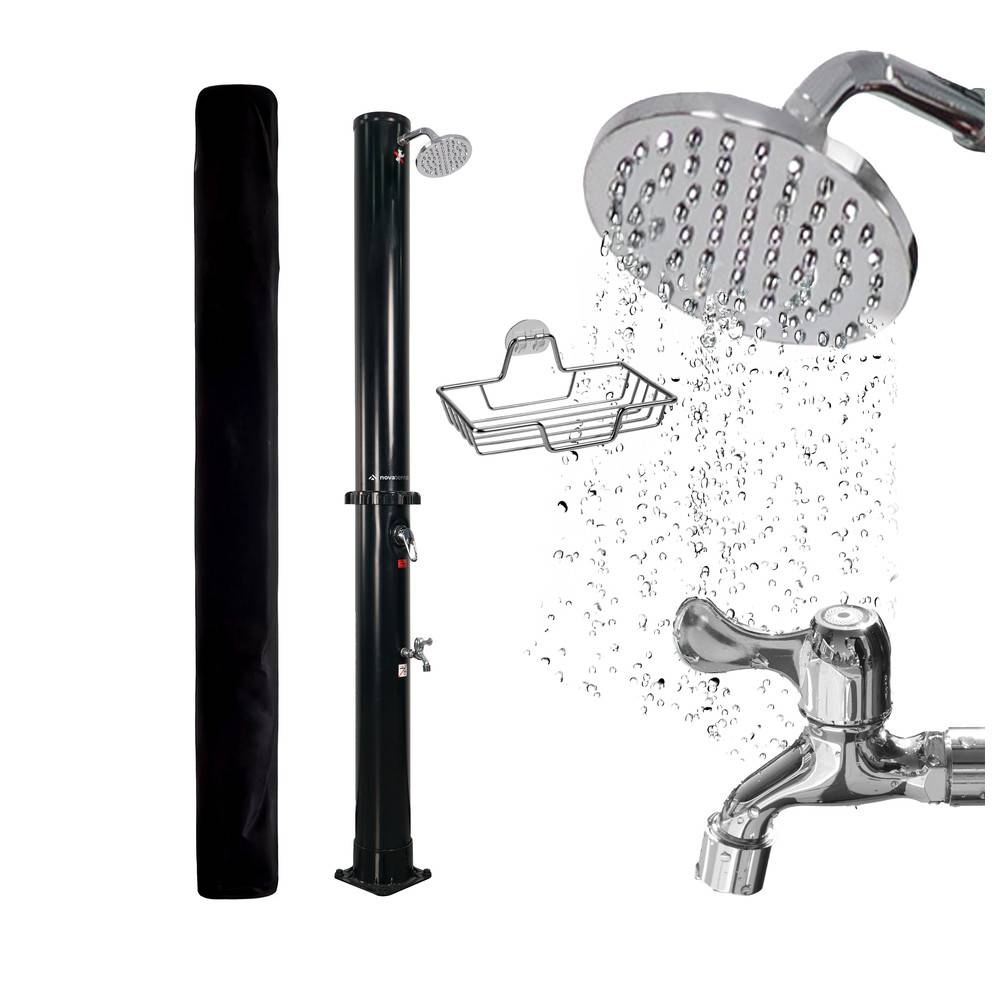 Outdoor-Duschset mit einem freistehenden schwarzen Duschständer, angeschlossenem Duschkopf, Handbrausehalterung und einem verchromten Wasserhahn. Inklusive Tragetasche.