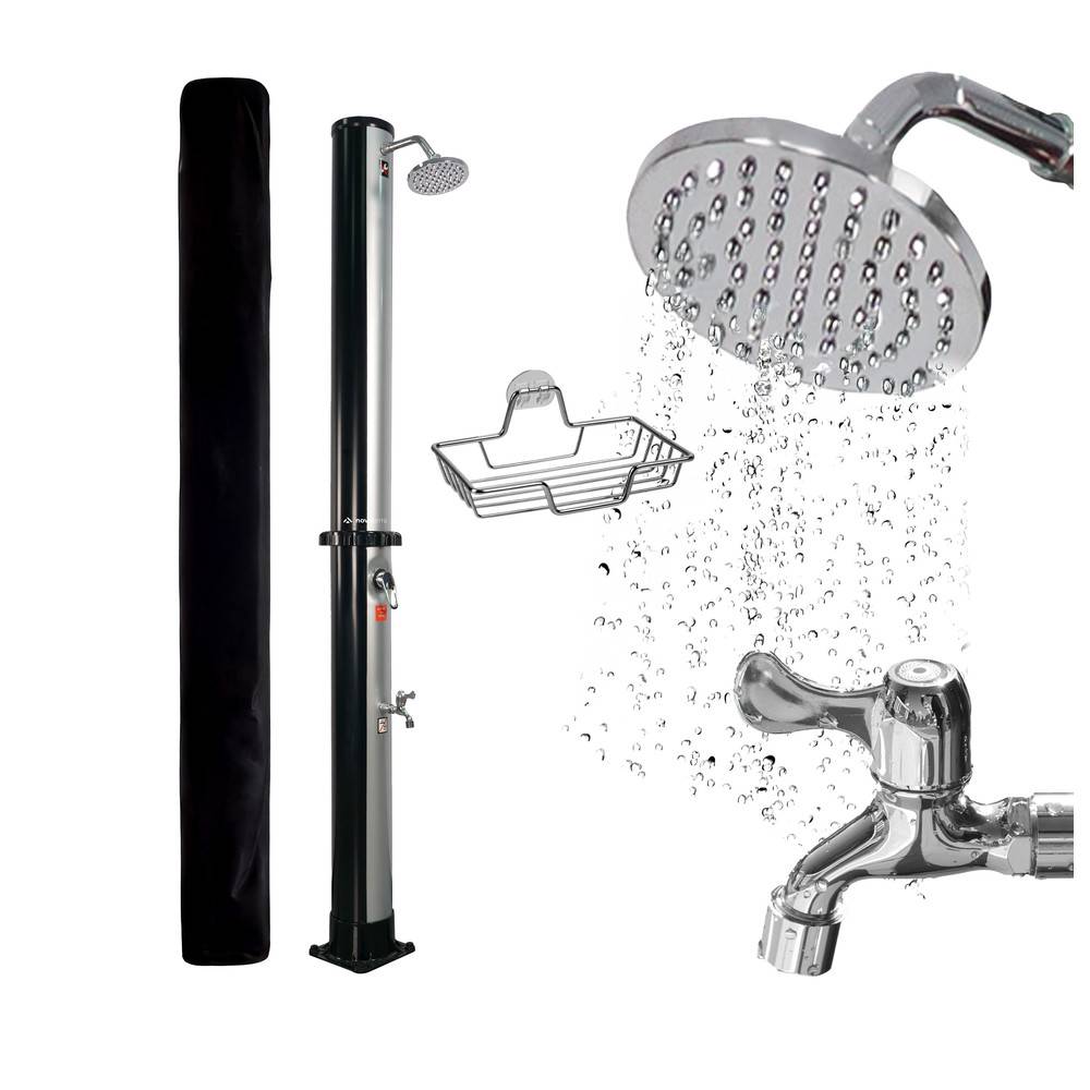 Solardusche mit schwarzem Ständer, Brausekopf, Wasserhahn und Seifenhalter.