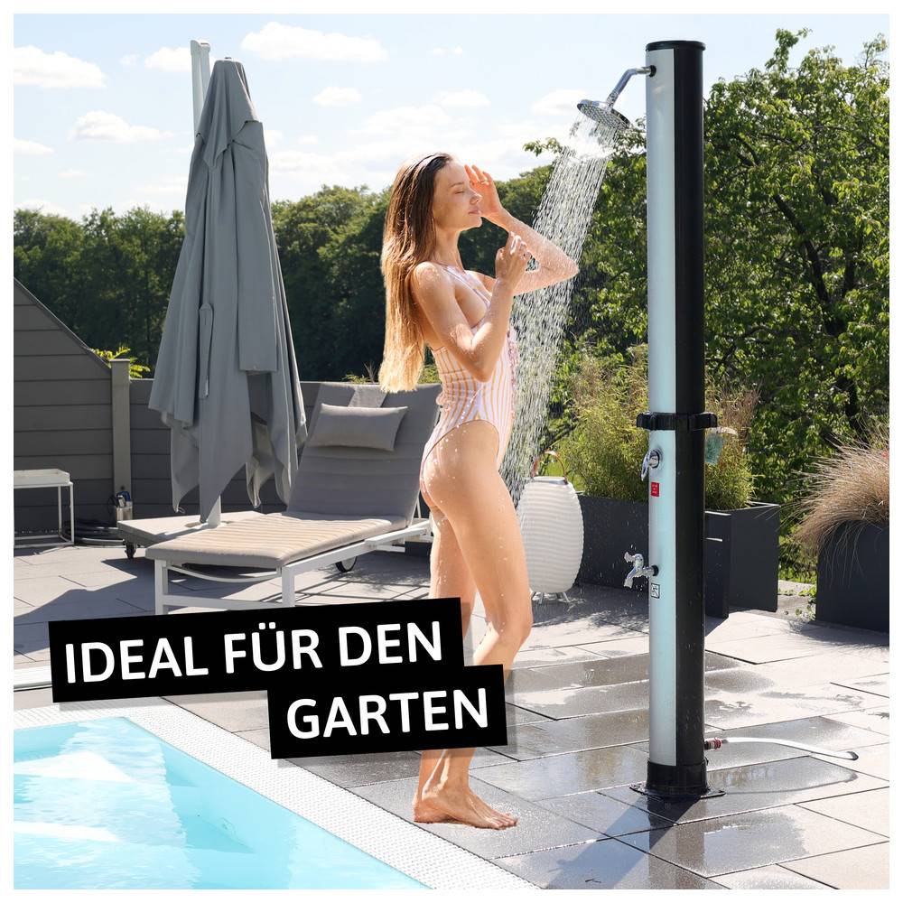 Eine Person in Badeanzug genießt eine Outdoor-Dusche neben einem Pool. Der Text lautet 