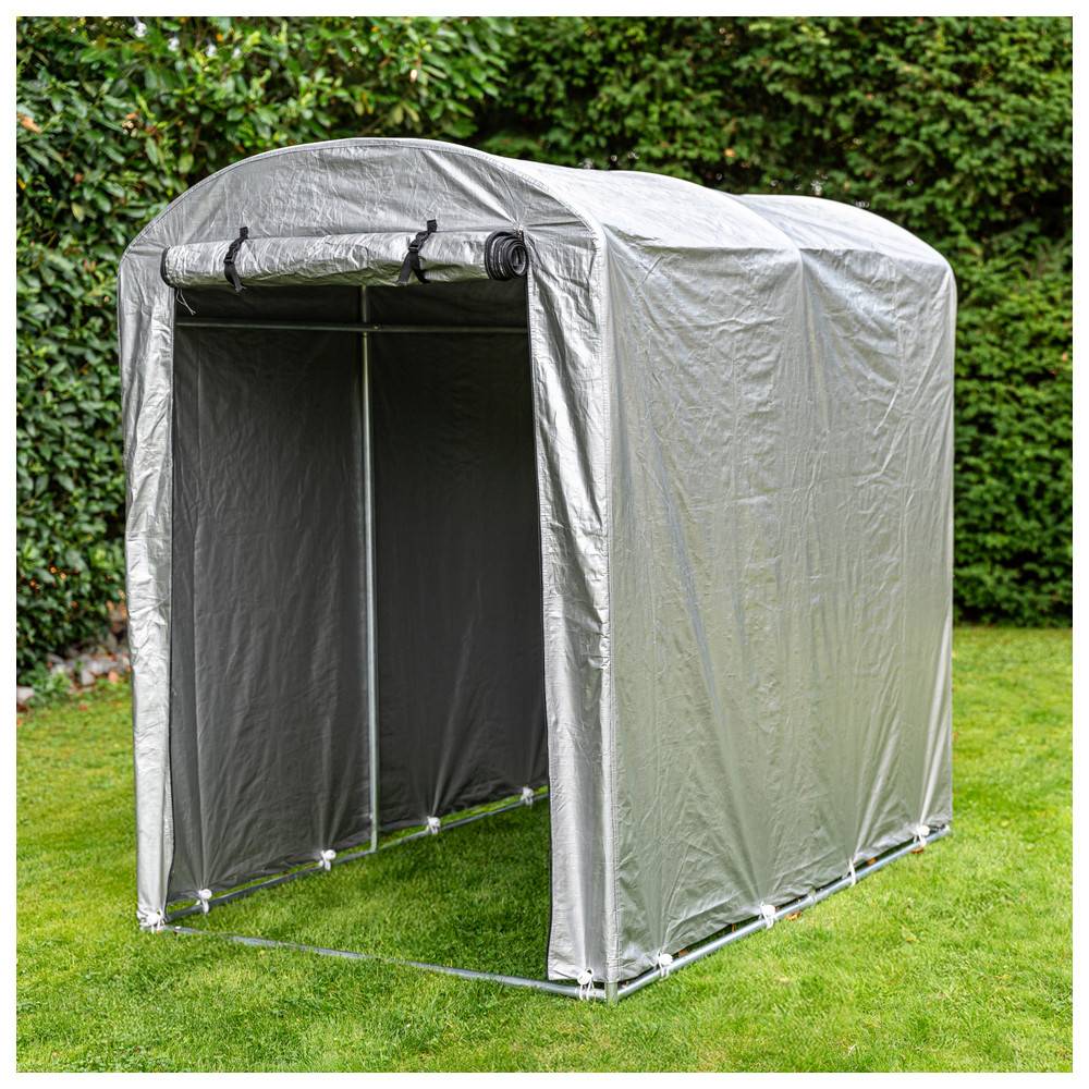 Ein silberner, tragbarer Außenunterstand mit offener Vorderseite, auf einem Rasen aufgestellt. Er wird von einem Metallgestell getragen und eignet sich zur Lagerung oder zum Schutz.