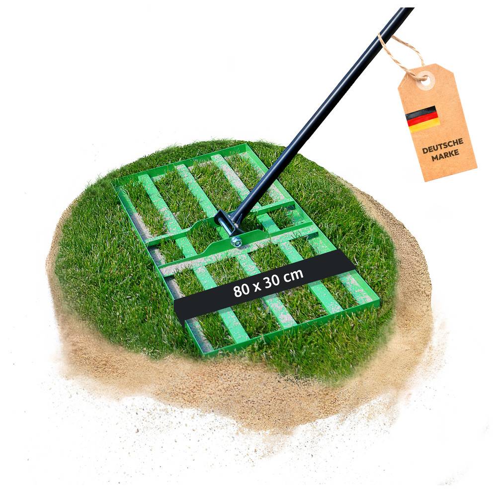 Ein Metallgarten-Nivellierrechen auf Rasen mit Sand an den Kanten, misst 80 x 30 cm. Deutsche Markenetikette mit Flagge in der Ecke.