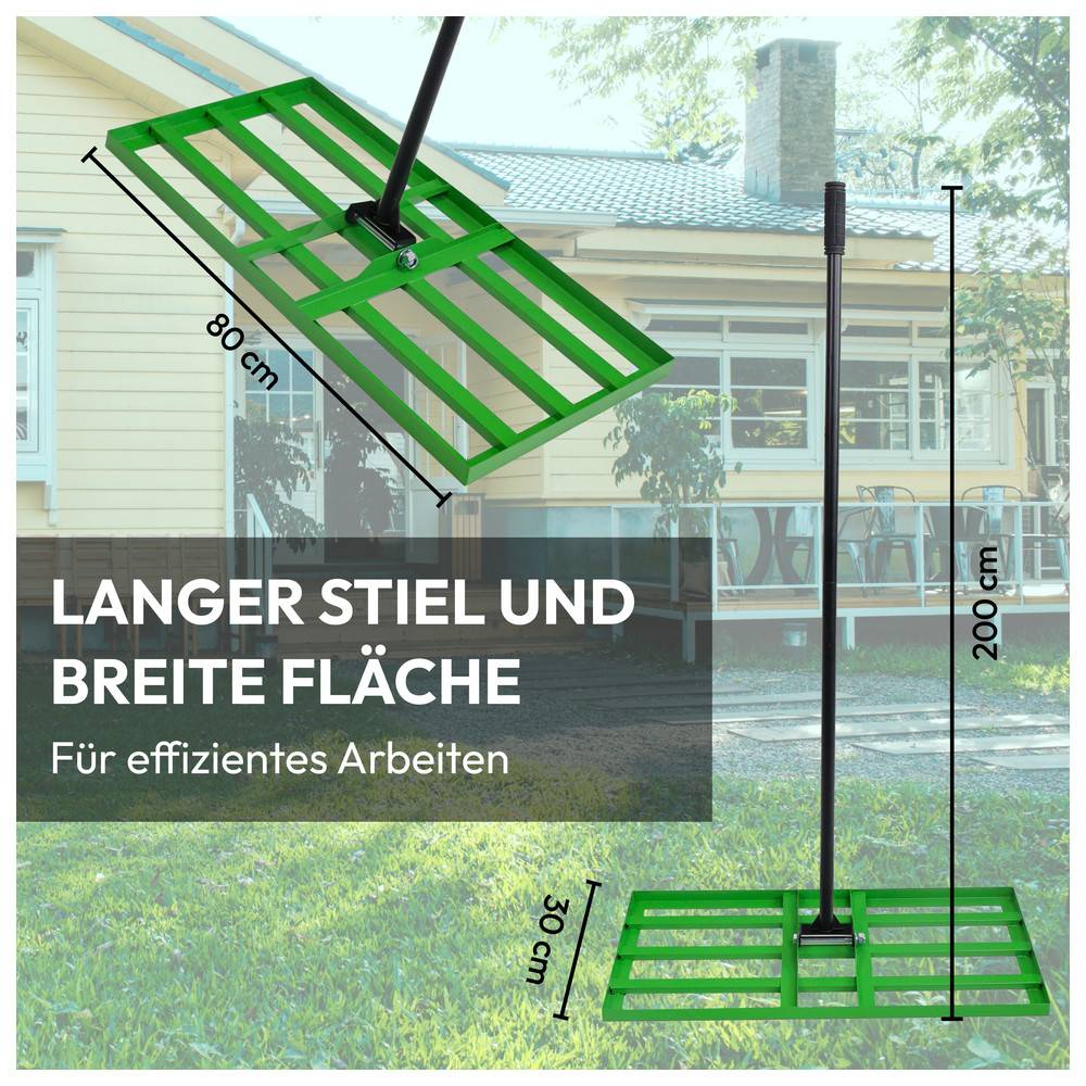 Großer grüner Rasengartengeräte mit langem Stiel (200 cm) und breitem Kopf (80 cm). Hintergrund zeigt ein Haus. Text: 'Langer Stiel und breite Fläche'.