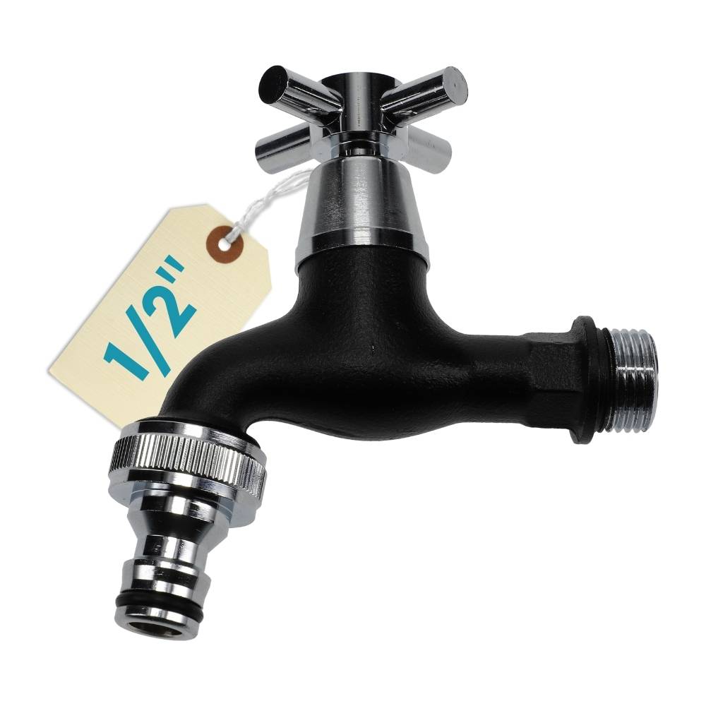 Ein schwarzer Metallhahn mit einem angebrachten Etikett mit der Aufschrift 1/2 Zoll, ausgestattet mit einem kreuzförmigen Griff und einer Gewindeanschluss für Schlauchmontage.